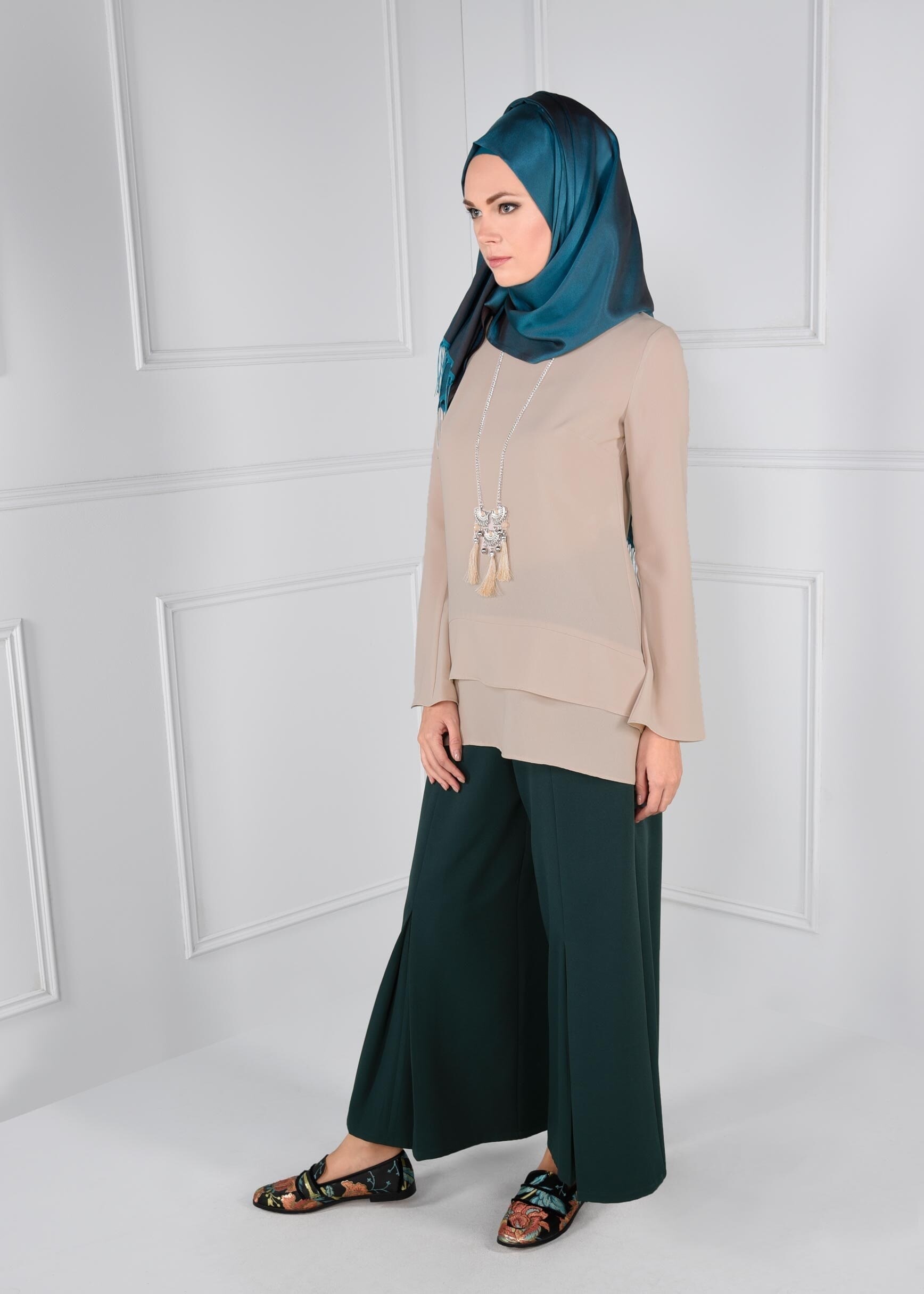 Tesettür giyim BEJ FERMUARLI ASİMETRİK KESİM KREP BLUZ 4738