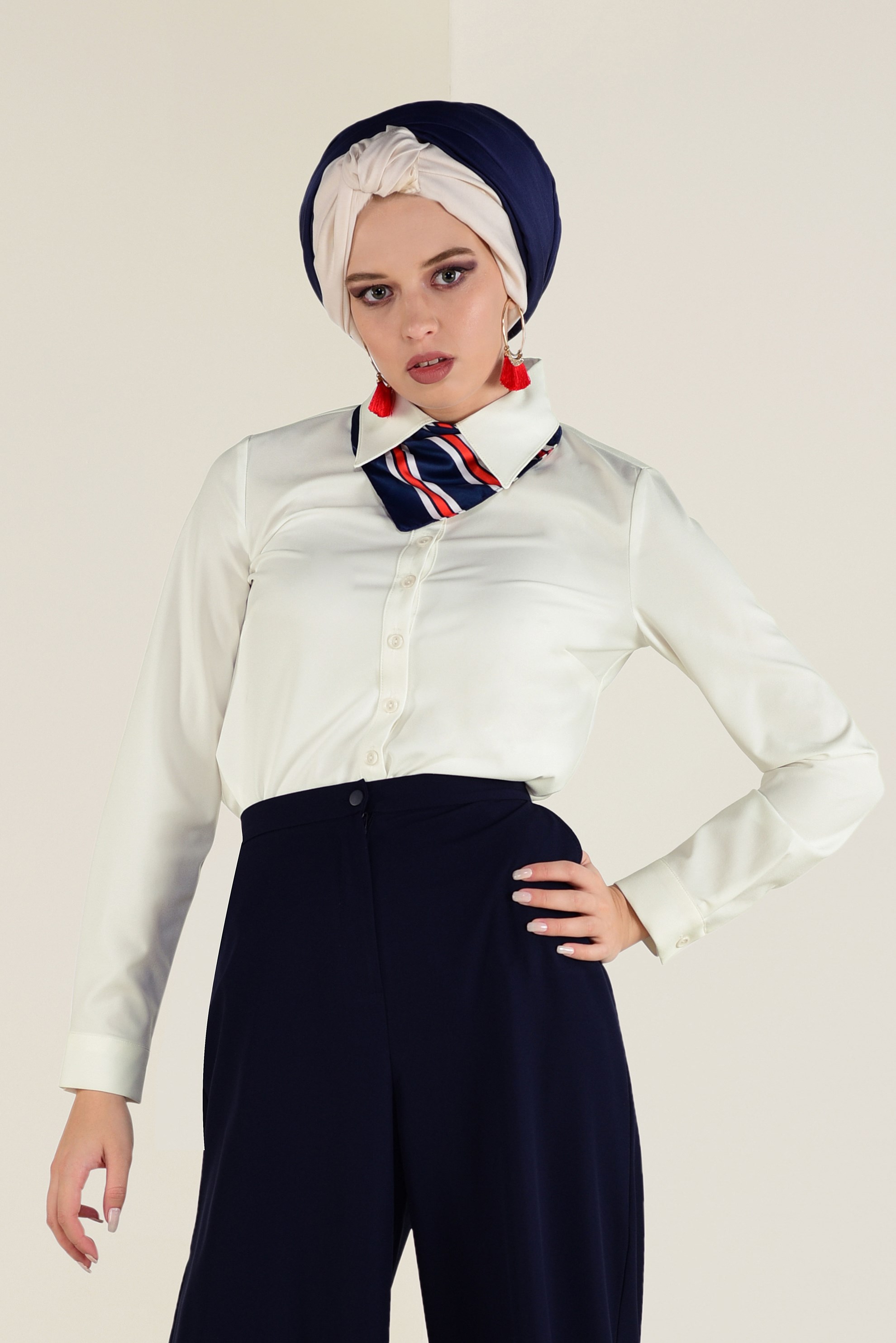 Tesettür giyim BEYAZ ERKEK YAKA DAR BLUZ 4751 