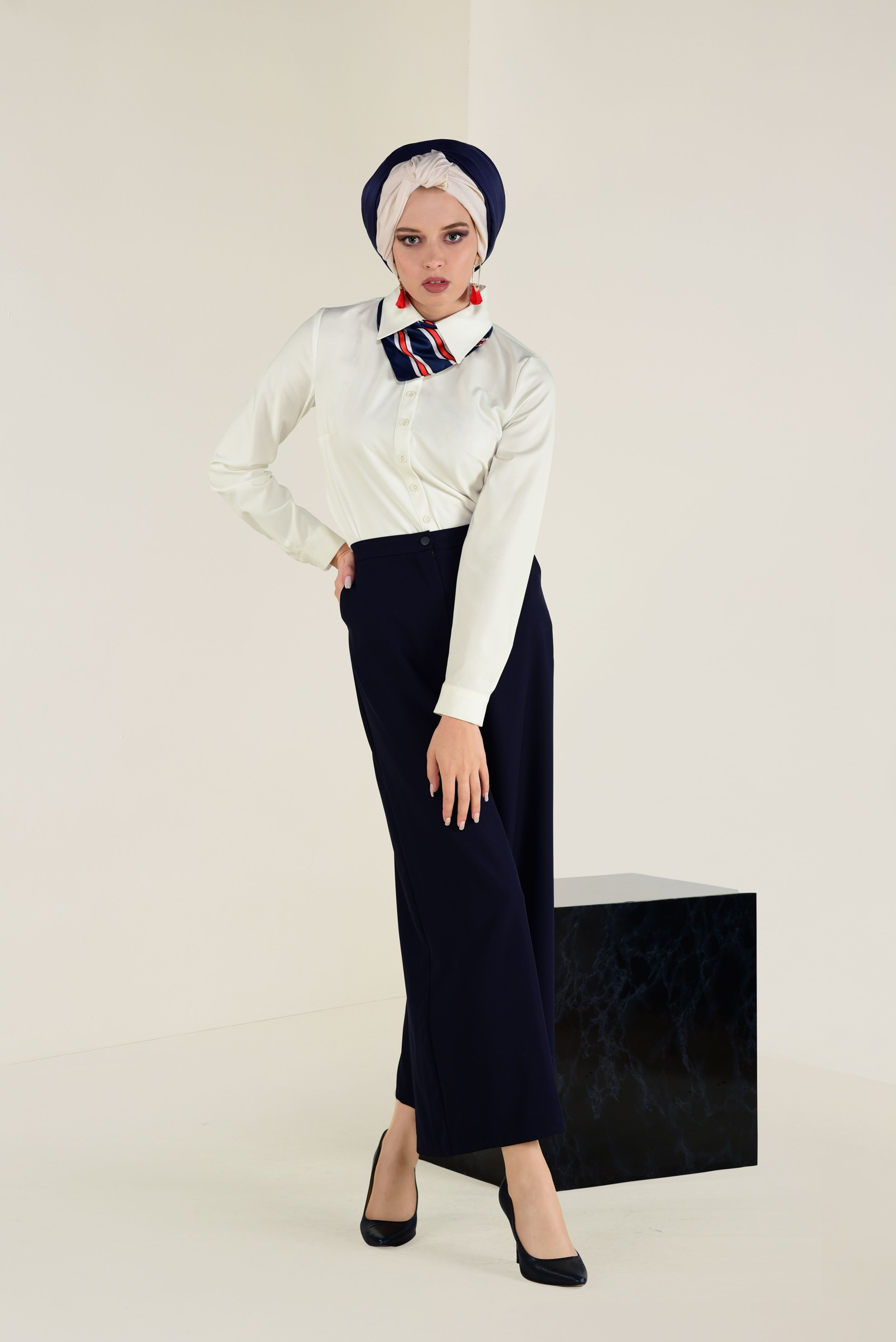 Tesettür giyim BEYAZ ERKEK YAKA DAR BLUZ 4751 