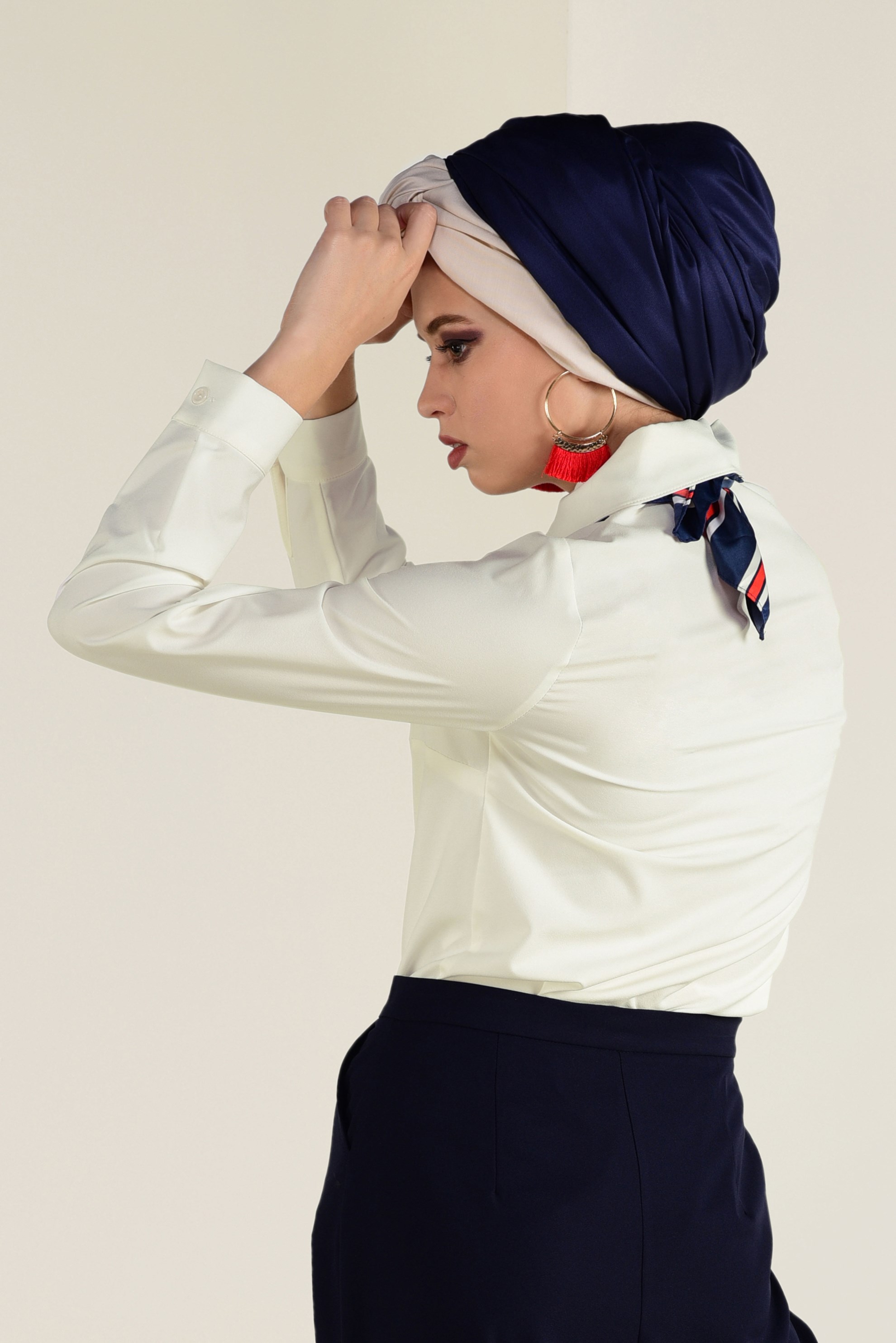 Tesettür giyim BEYAZ ERKEK YAKA DAR BLUZ 4751 