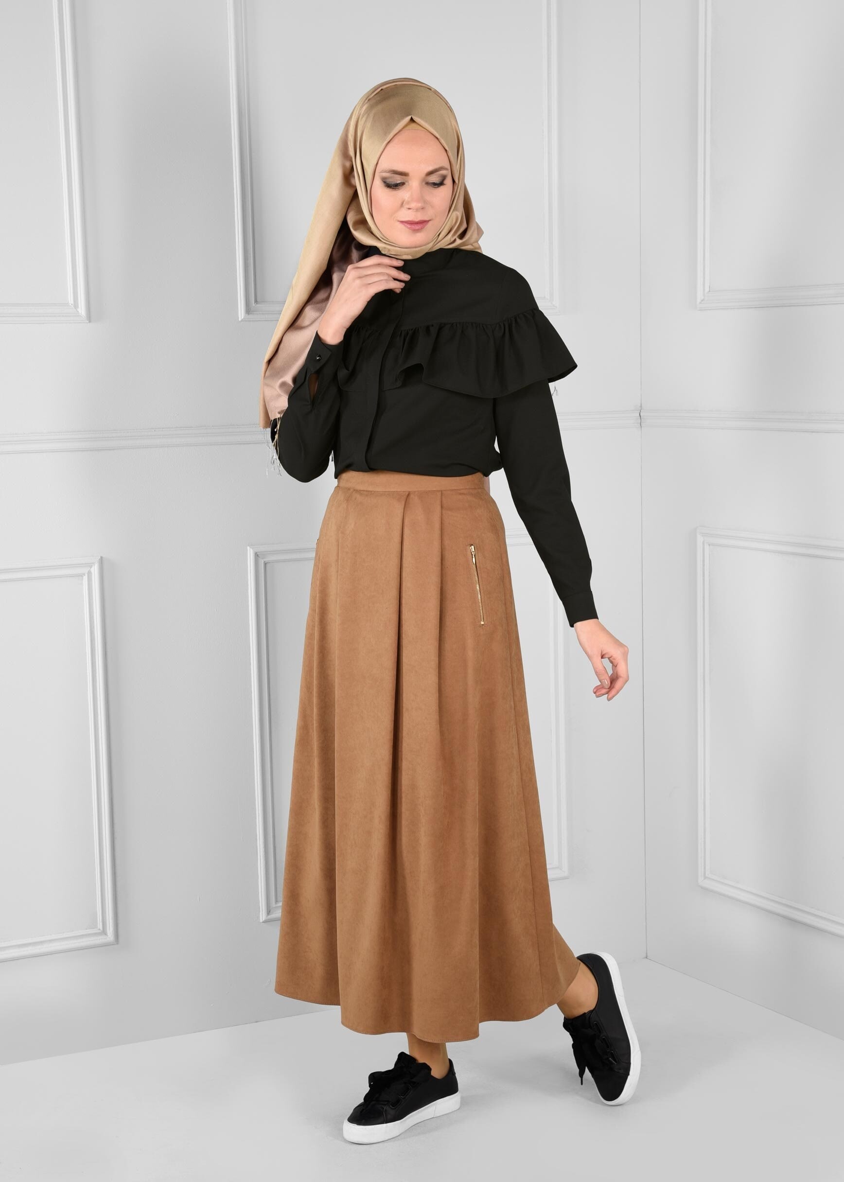 Tesettür giyim SİYAH YAKASI DÜĞMELİ VOLAN DETAYLI BLUZ 4766