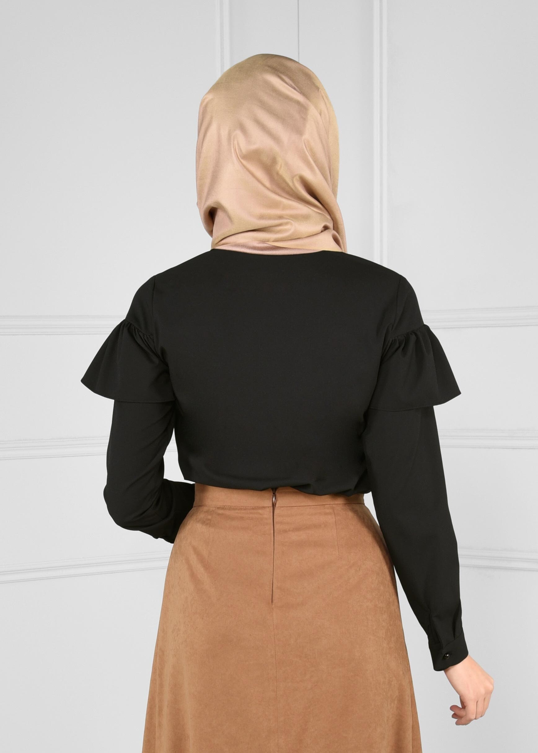 Tesettür giyim SİYAH YAKASI DÜĞMELİ VOLAN DETAYLI BLUZ 4766