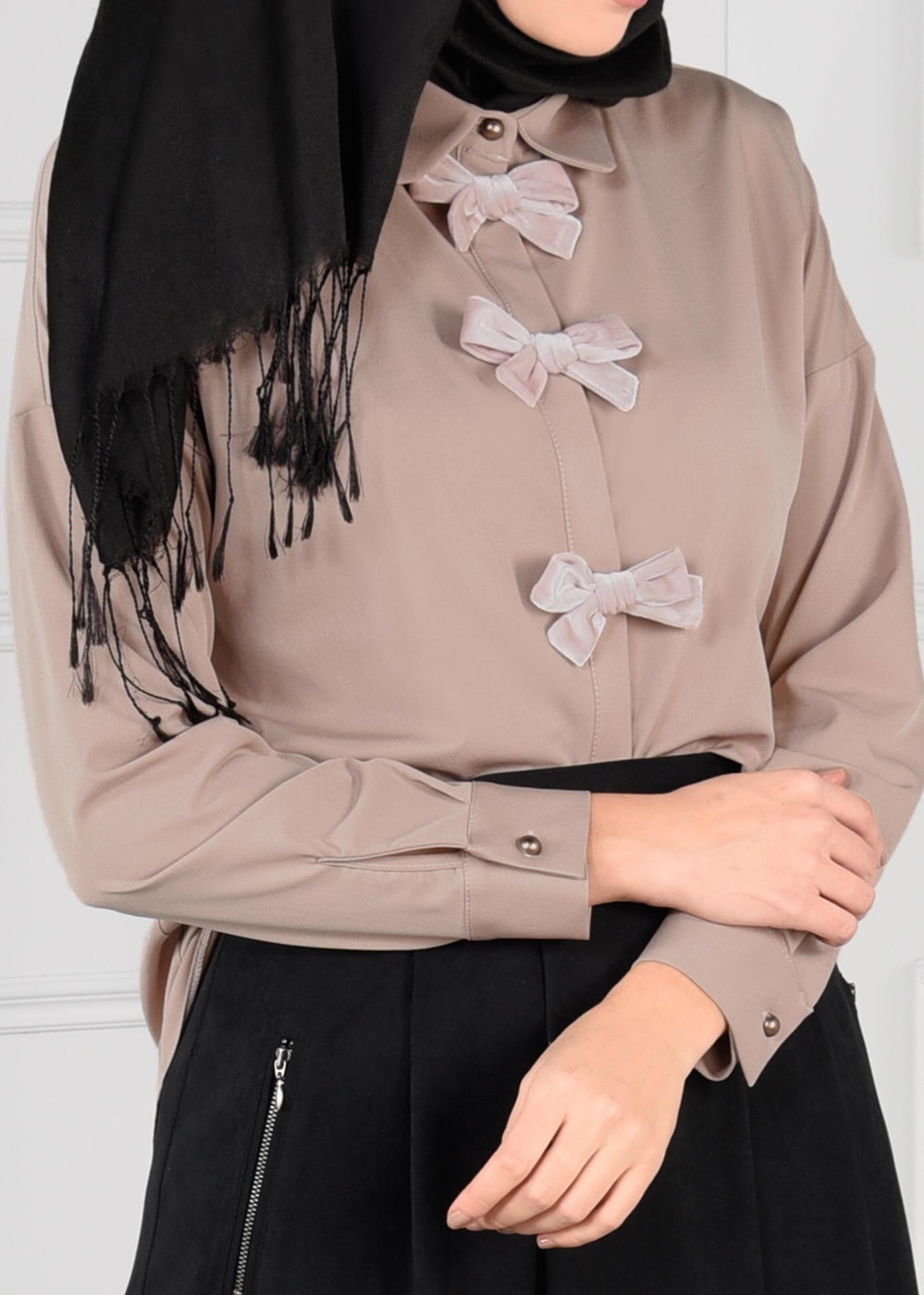 Tesettür giyim KUM FİYONK DETAYLI BLUZ 4767