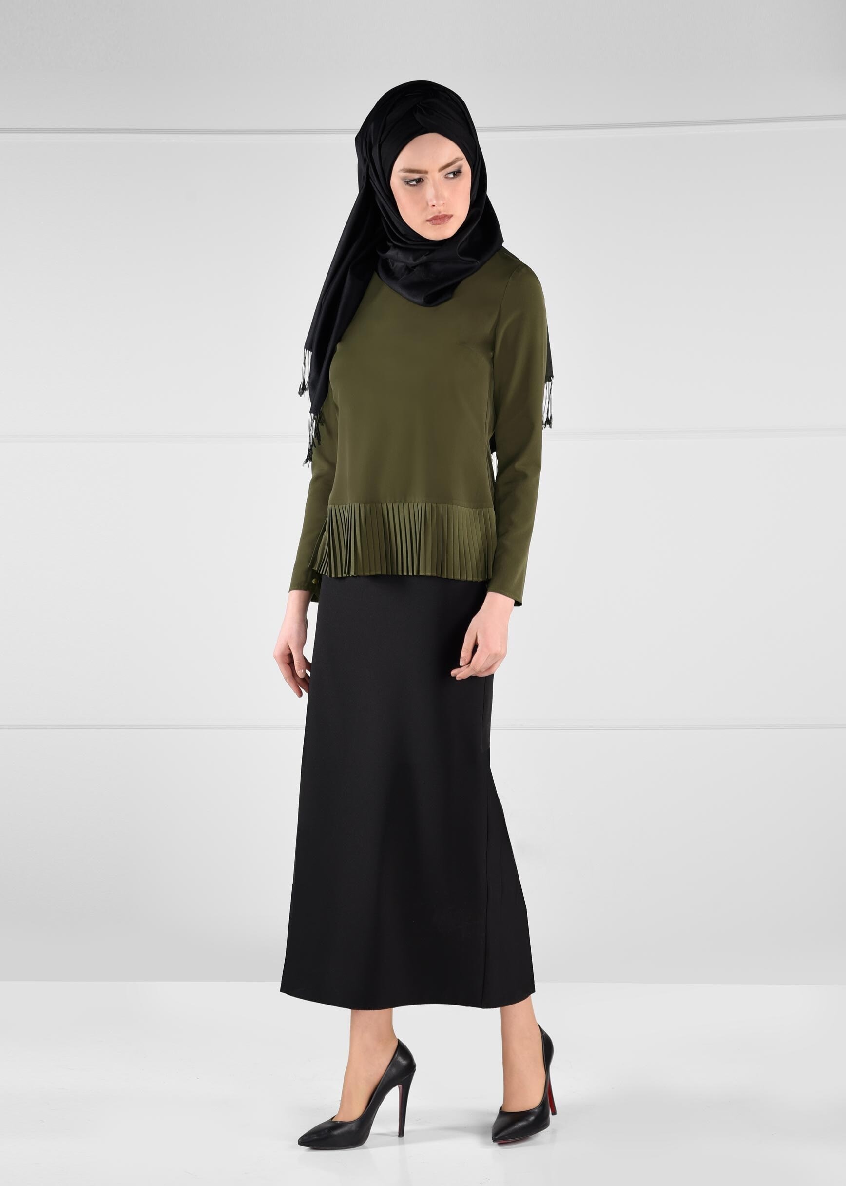 Tesettür giyim HAKİ MANŞETLERİ DÜĞME DETAYLI PİLİSELİ BLUZ 4784