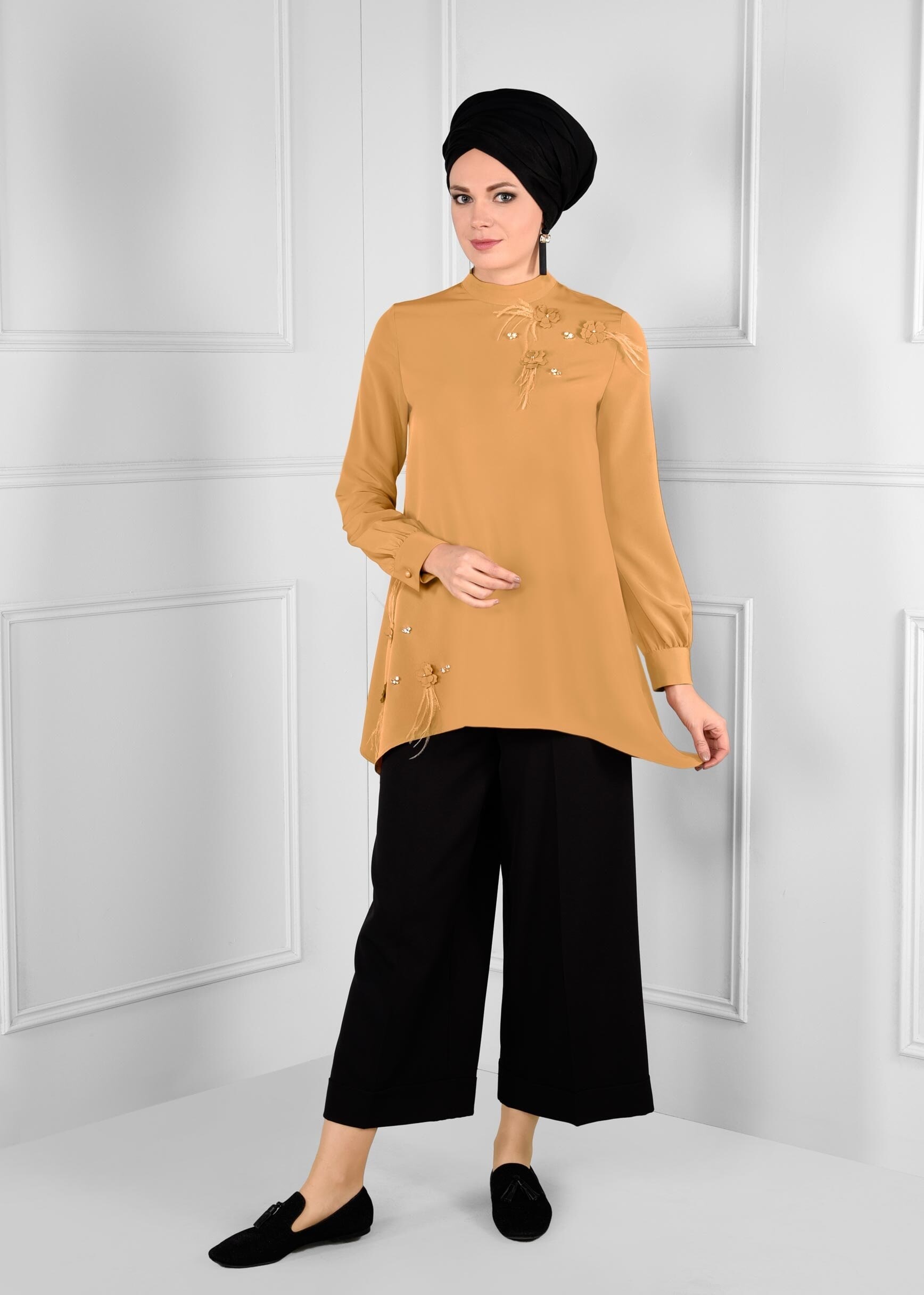 Tesettür giyim SARI ÜÇ BOYUTLU ÇİÇEK DETAYLI ASİMETRİK KESİM KREP BLUZ 4790