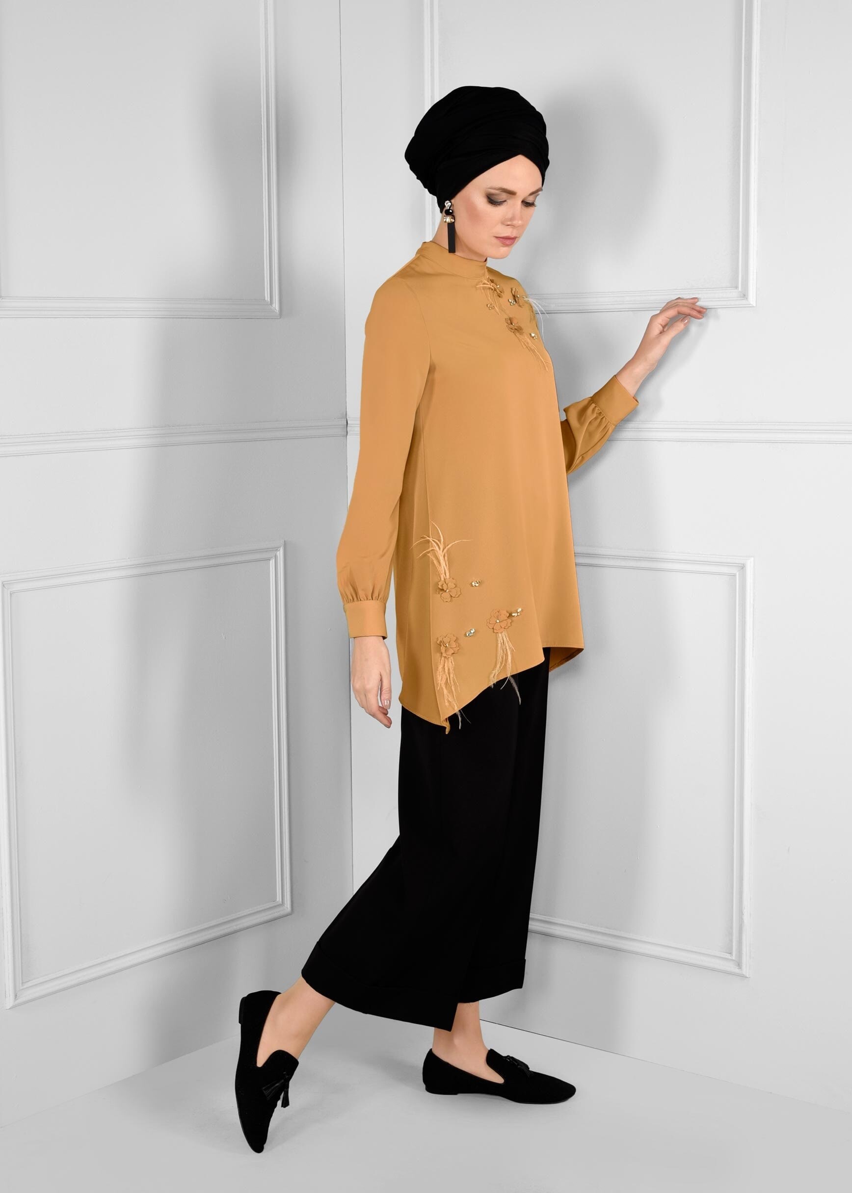 Tesettür giyim SARI ÜÇ BOYUTLU ÇİÇEK DETAYLI ASİMETRİK KESİM KREP BLUZ 4790