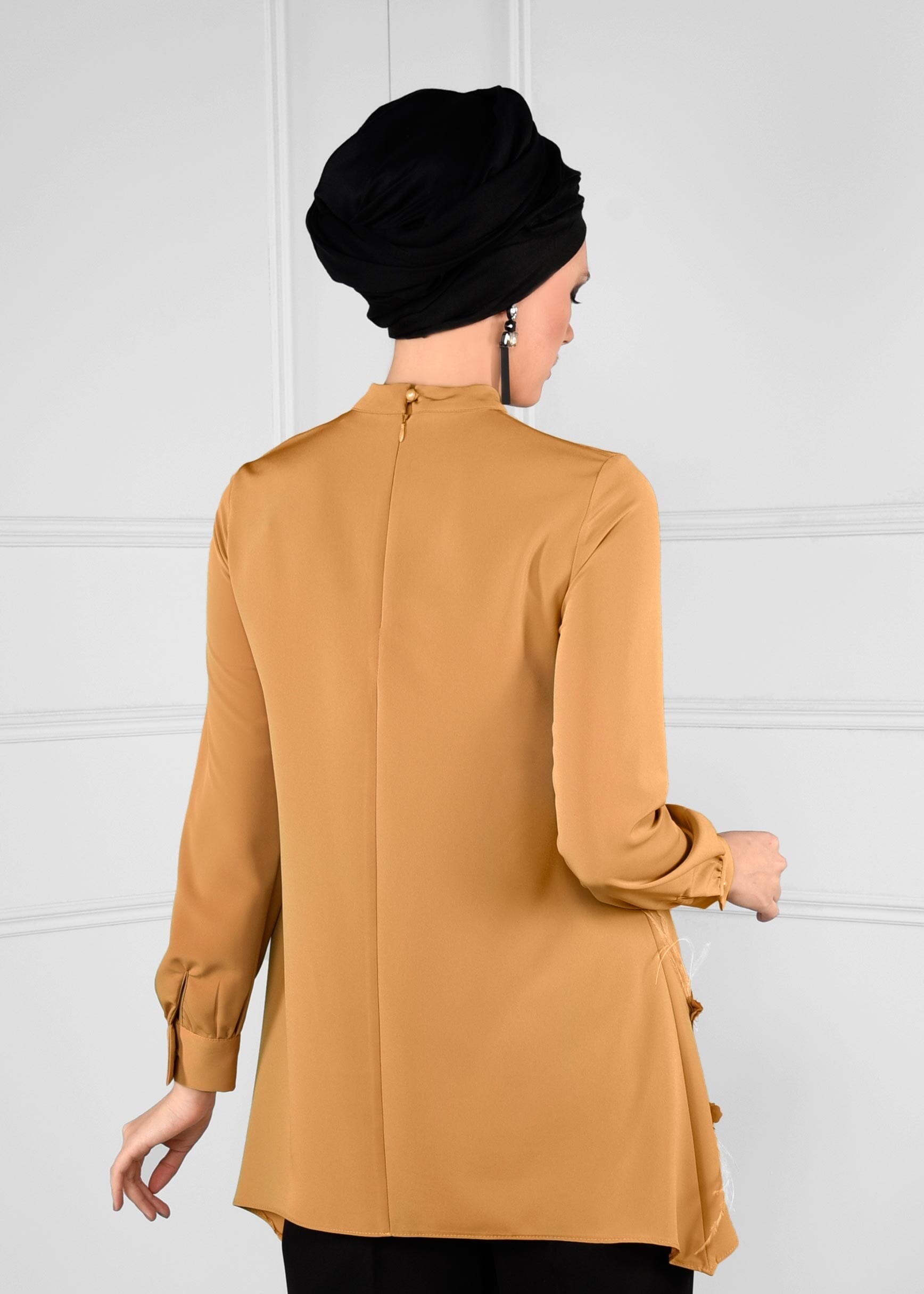 Tesettür giyim SARI ÜÇ BOYUTLU ÇİÇEK DETAYLI ASİMETRİK KESİM KREP BLUZ 4790