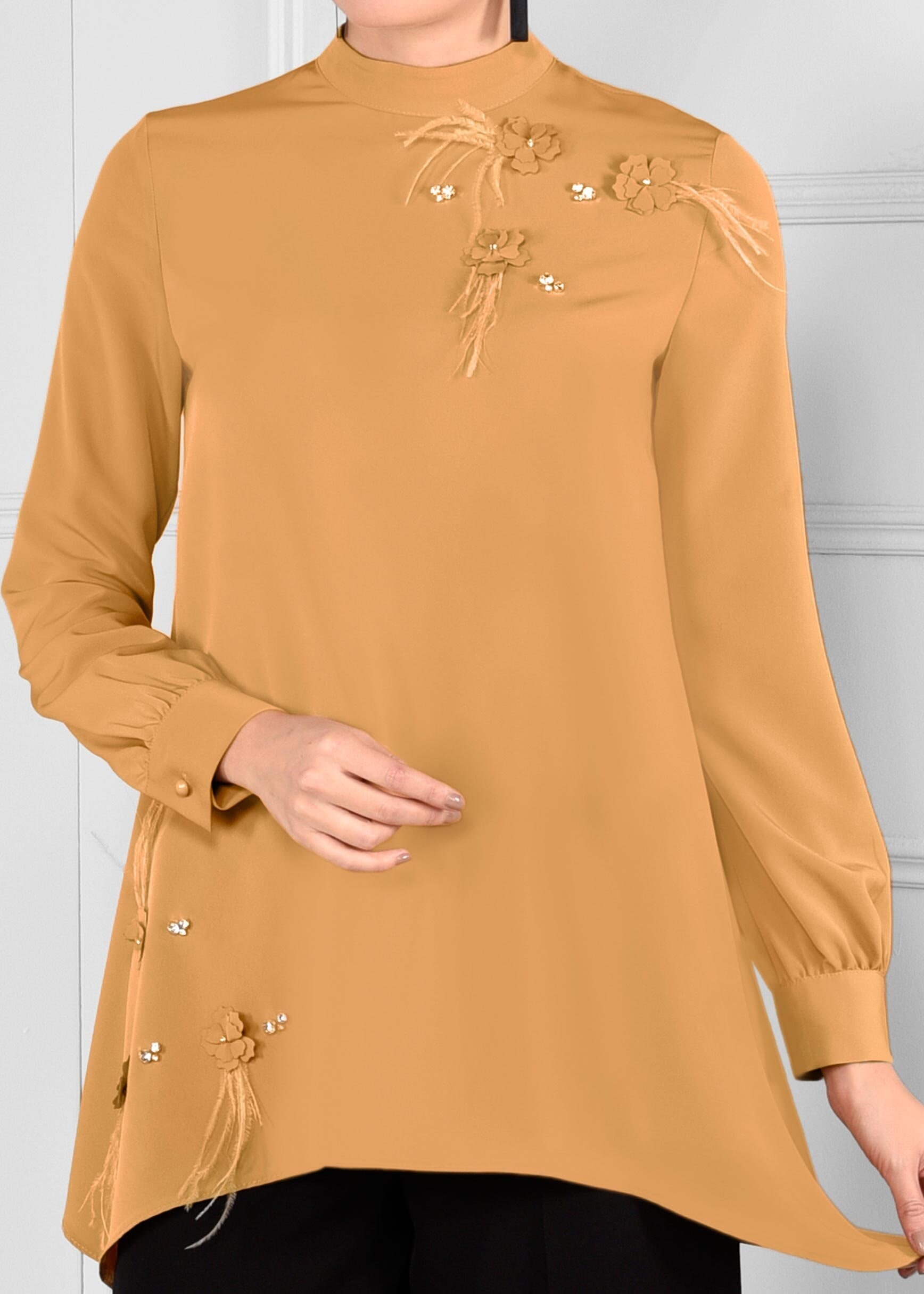 Tesettür giyim SARI ÜÇ BOYUTLU ÇİÇEK DETAYLI ASİMETRİK KESİM KREP BLUZ 4790