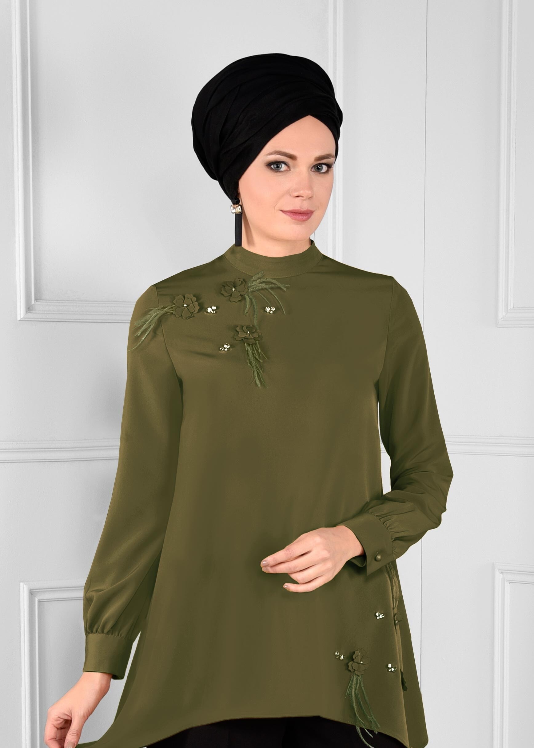 Tesettür giyim HAKİ ÜÇ BOYUTLU ÇİÇEK DETAYLI ASİMETRİK KESİM KREP BLUZ 4790