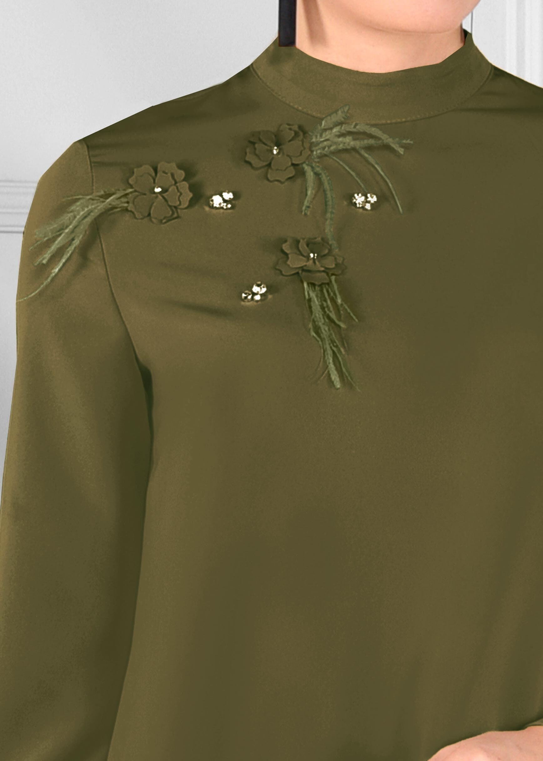 Tesettür giyim HAKİ ÜÇ BOYUTLU ÇİÇEK DETAYLI ASİMETRİK KESİM KREP BLUZ 4790