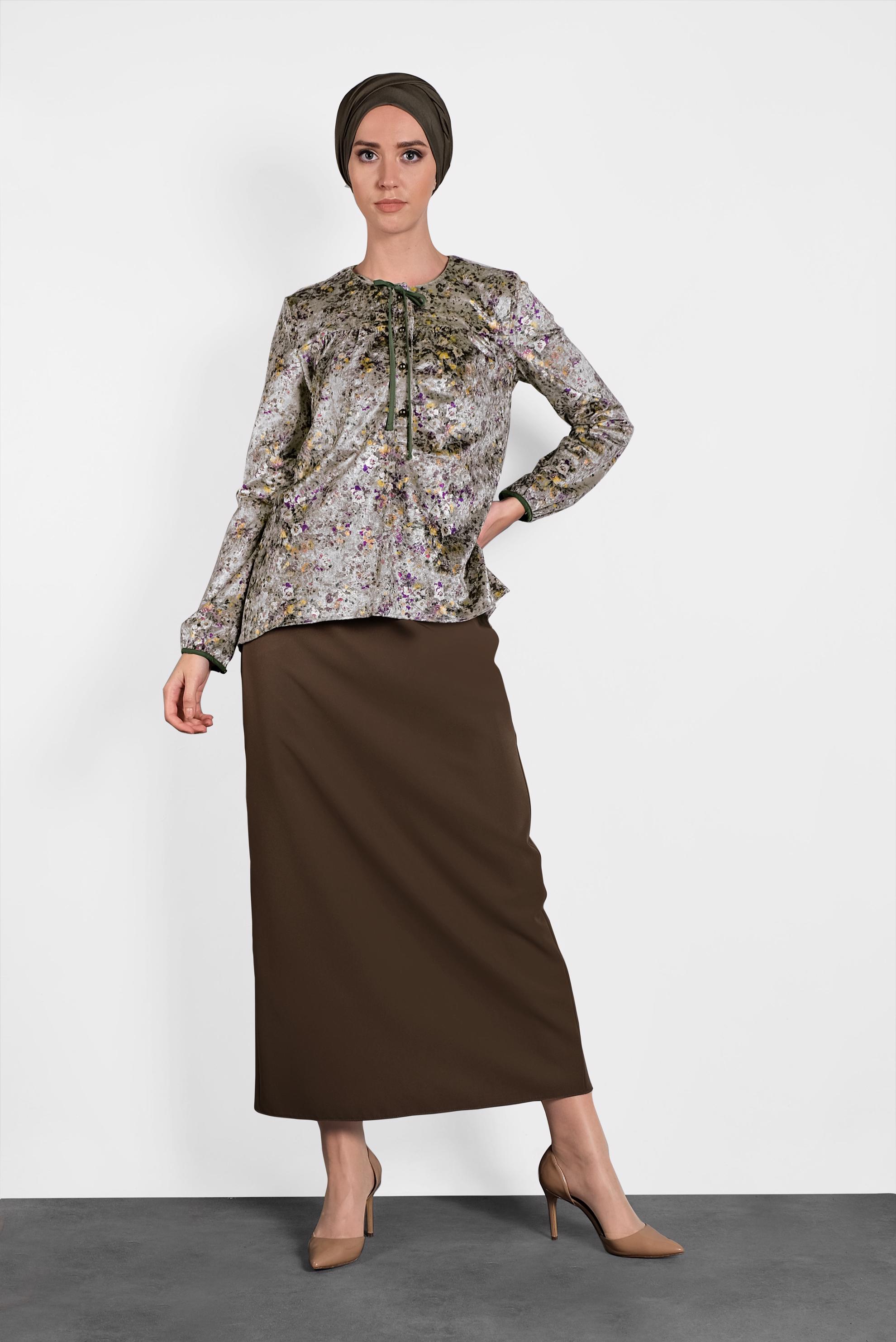 Tesettür giyim GRİ ÇİÇEK DESENLİ YAKASI BAĞCIK DETAYLI KADİFE BLUZ 4857