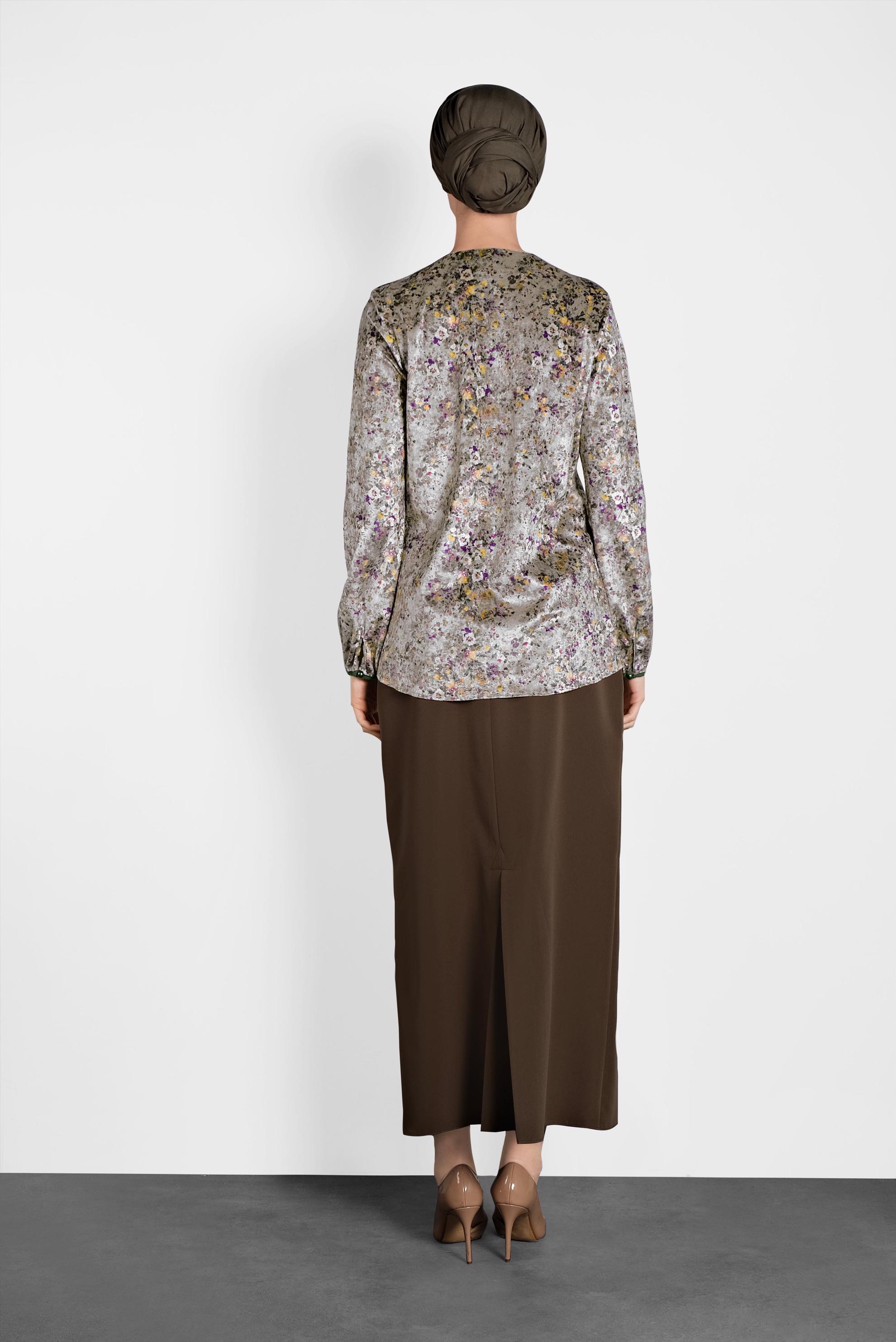 Tesettür giyim GRİ ÇİÇEK DESENLİ YAKASI BAĞCIK DETAYLI KADİFE BLUZ 4857