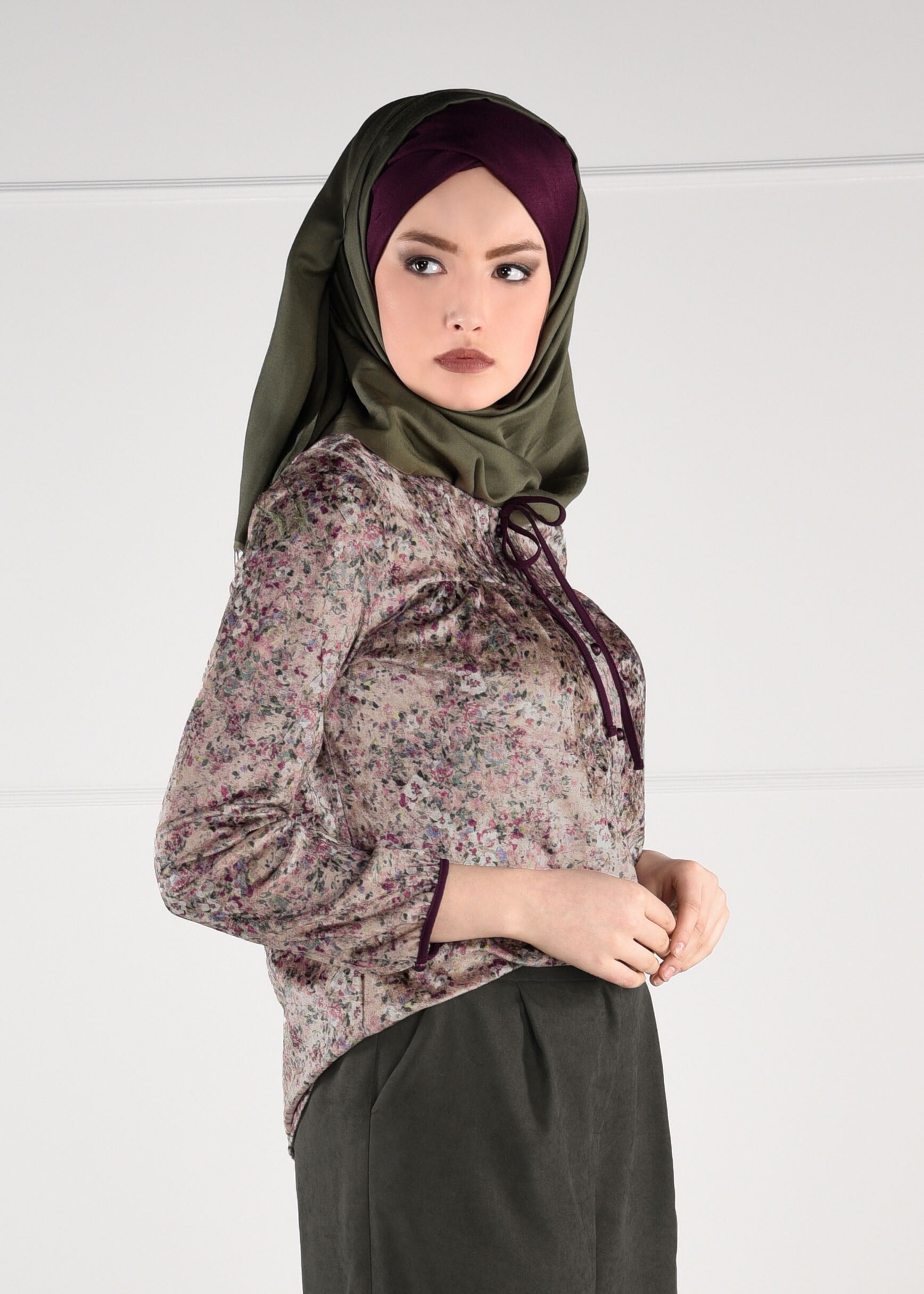 Tesettür giyim PUDRA ÇİÇEK DESENLİ YAKASI BAĞCIK DETAYLI KADİFE BLUZ 4857