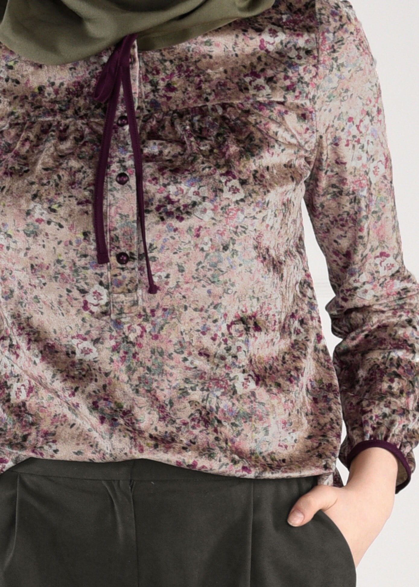 Tesettür giyim PUDRA ÇİÇEK DESENLİ YAKASI BAĞCIK DETAYLI KADİFE BLUZ 4857