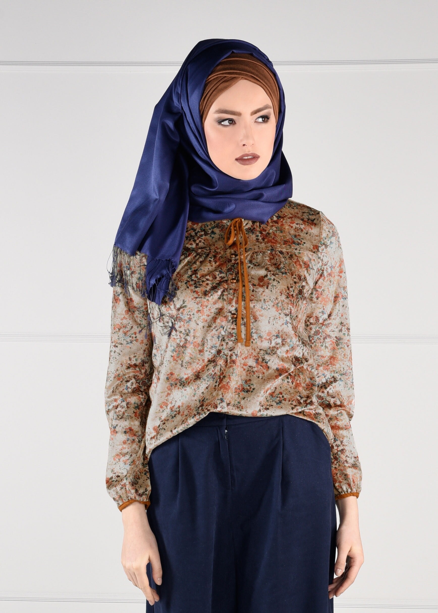 Tesettür giyim BEJ ÇİÇEK DESENLİ YAKASI BAĞCIK DETAYLI KADİFE BLUZ 4857