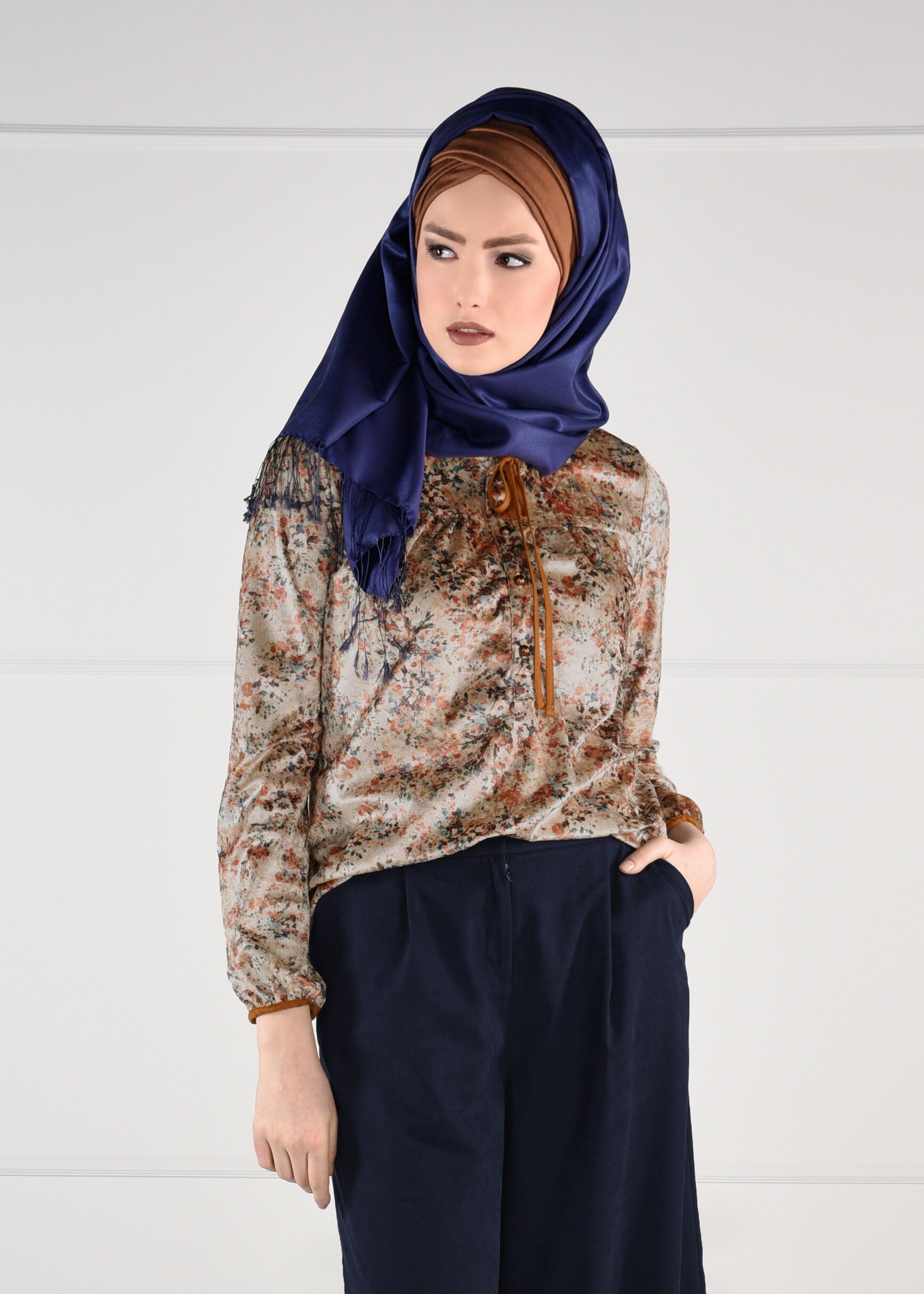 Tesettür giyim BEJ ÇİÇEK DESENLİ YAKASI BAĞCIK DETAYLI KADİFE BLUZ 4857