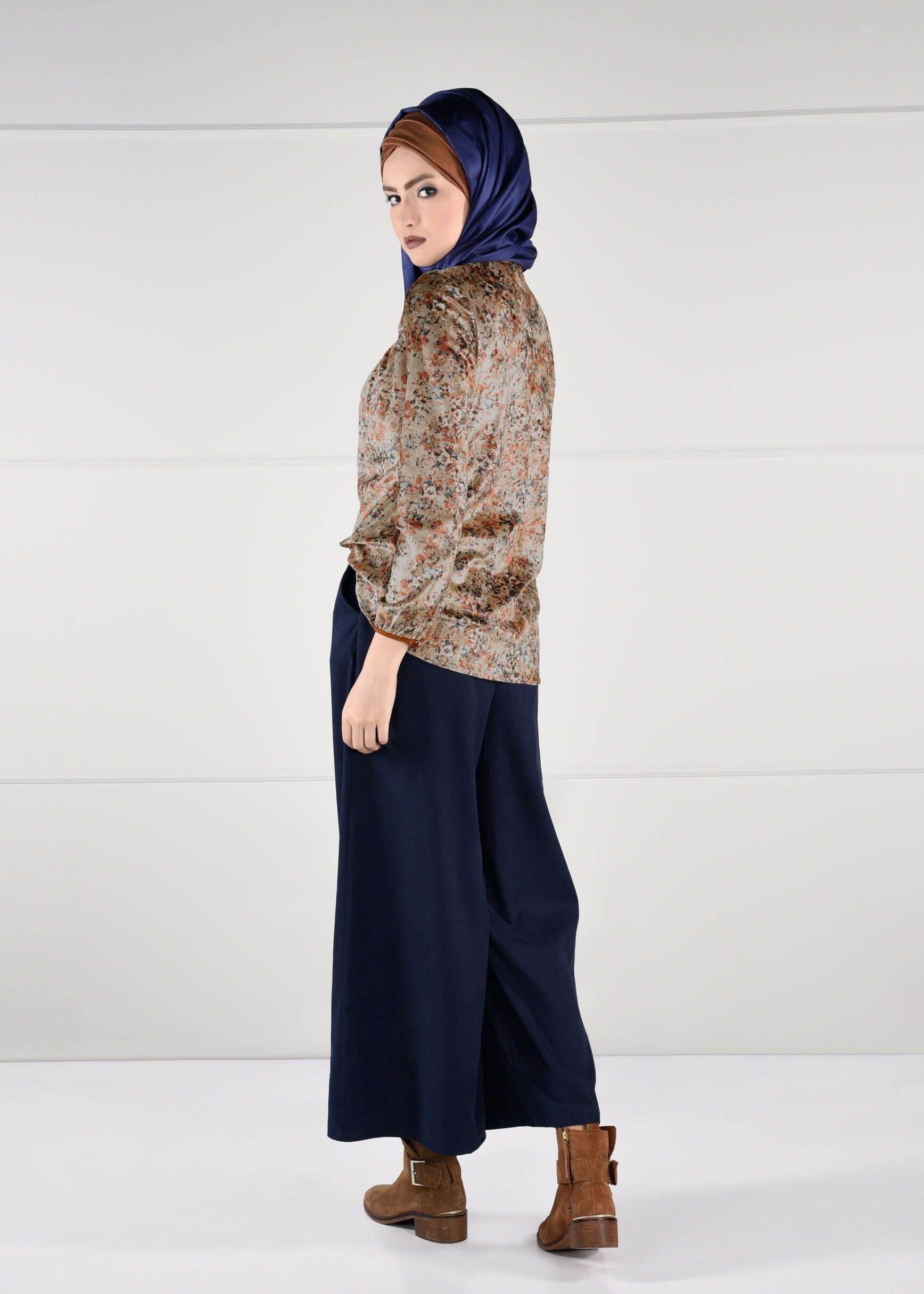 Tesettür giyim BEJ ÇİÇEK DESENLİ YAKASI BAĞCIK DETAYLI KADİFE BLUZ 4857