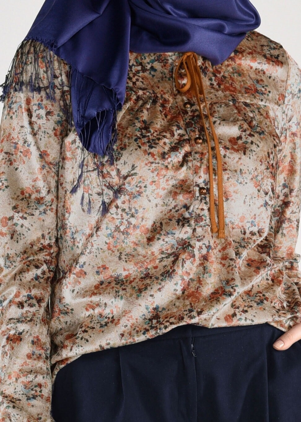 Tesettür giyim BEJ ÇİÇEK DESENLİ YAKASI BAĞCIK DETAYLI KADİFE BLUZ 4857