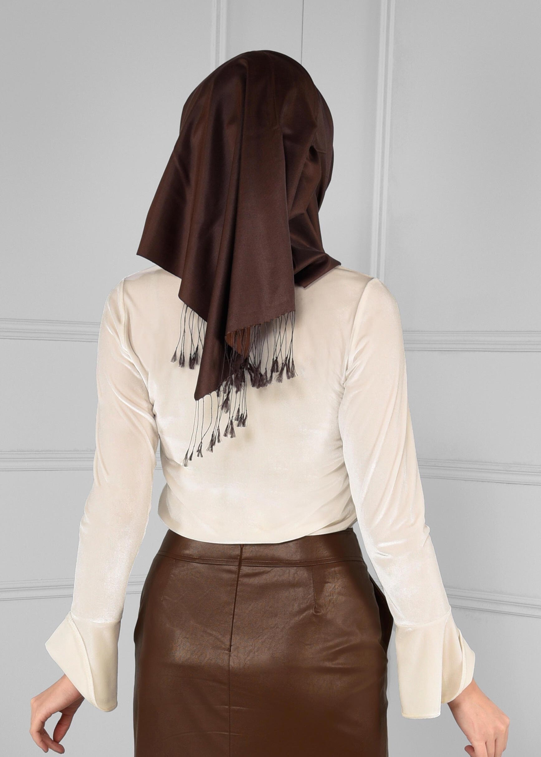 Tesettür giyim BEYAZ KOLLARI VOLANLI KADİFE BLUZ 4859