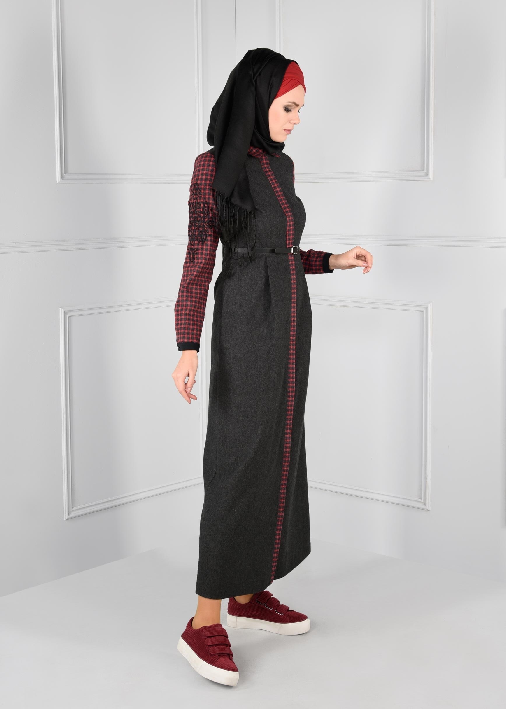 Tesettür giyim GRİ KOLLARI EKOSE NAKIŞ DETAYLI ELBİSE  4601