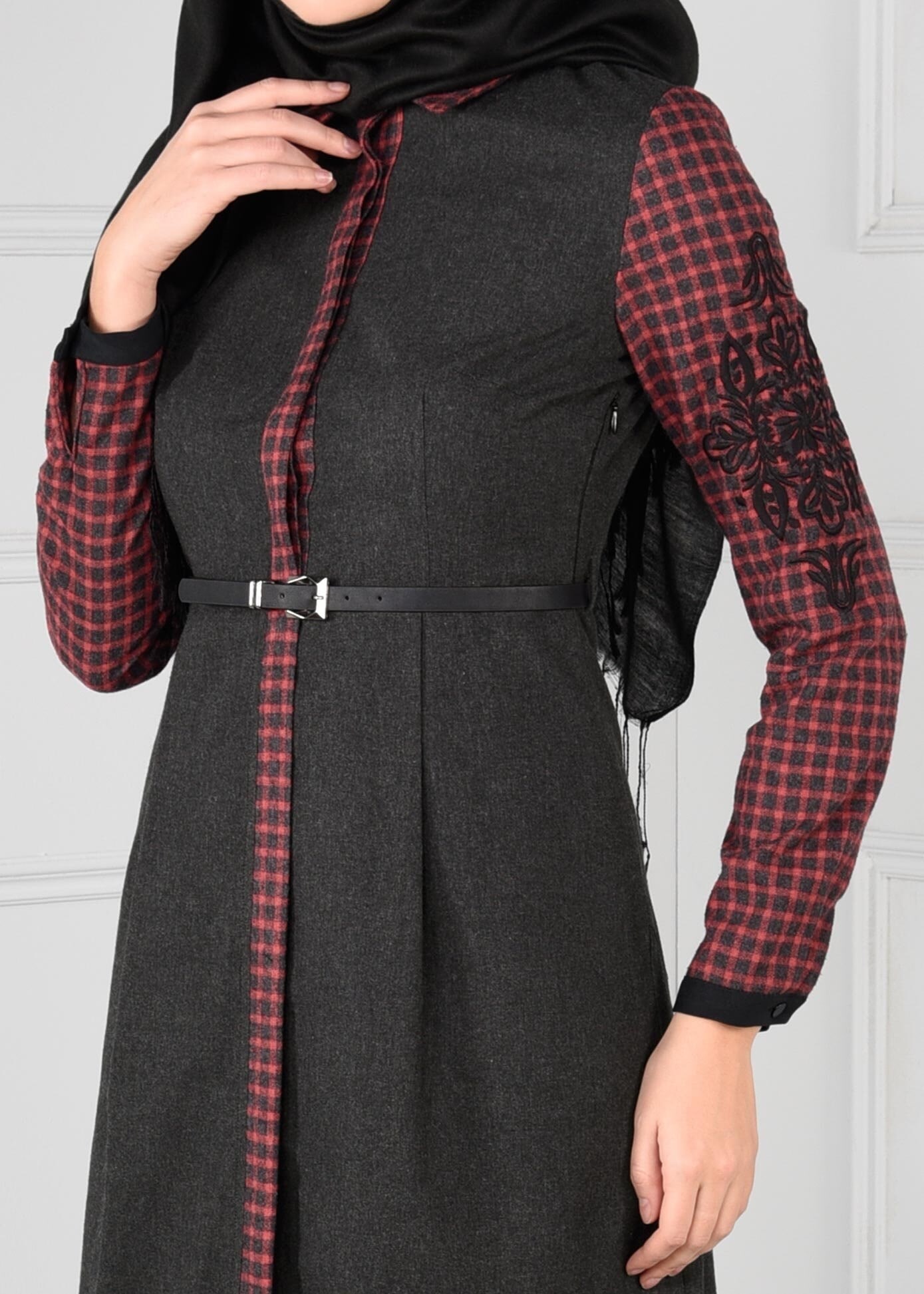 Tesettür giyim GRİ KOLLARI EKOSE NAKIŞ DETAYLI ELBİSE  4601