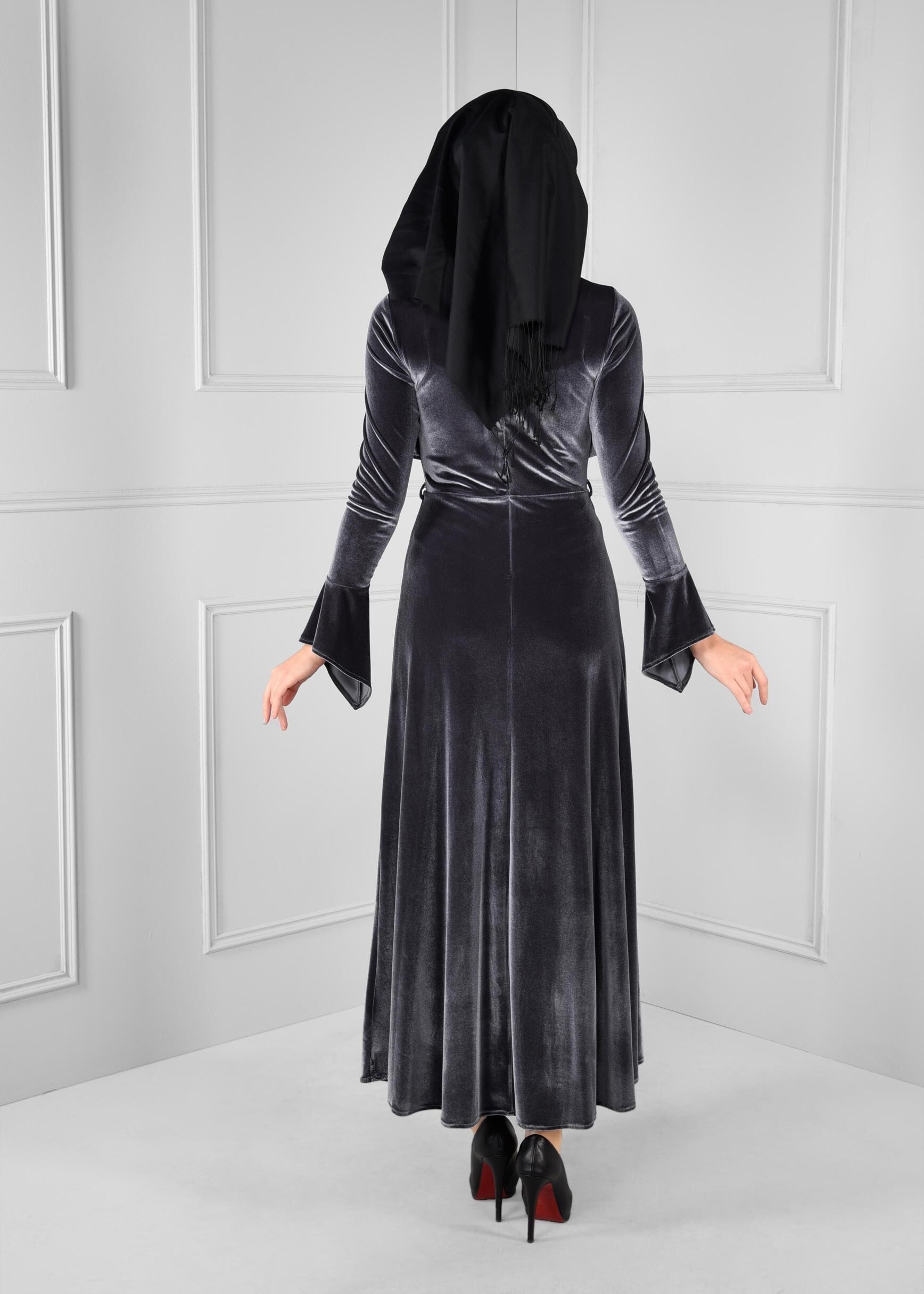 Tesettür giyim GRİ ÜSTÜ KOLLARI VOLANLI KEMERLİ KADİFE ELBİSE 4604