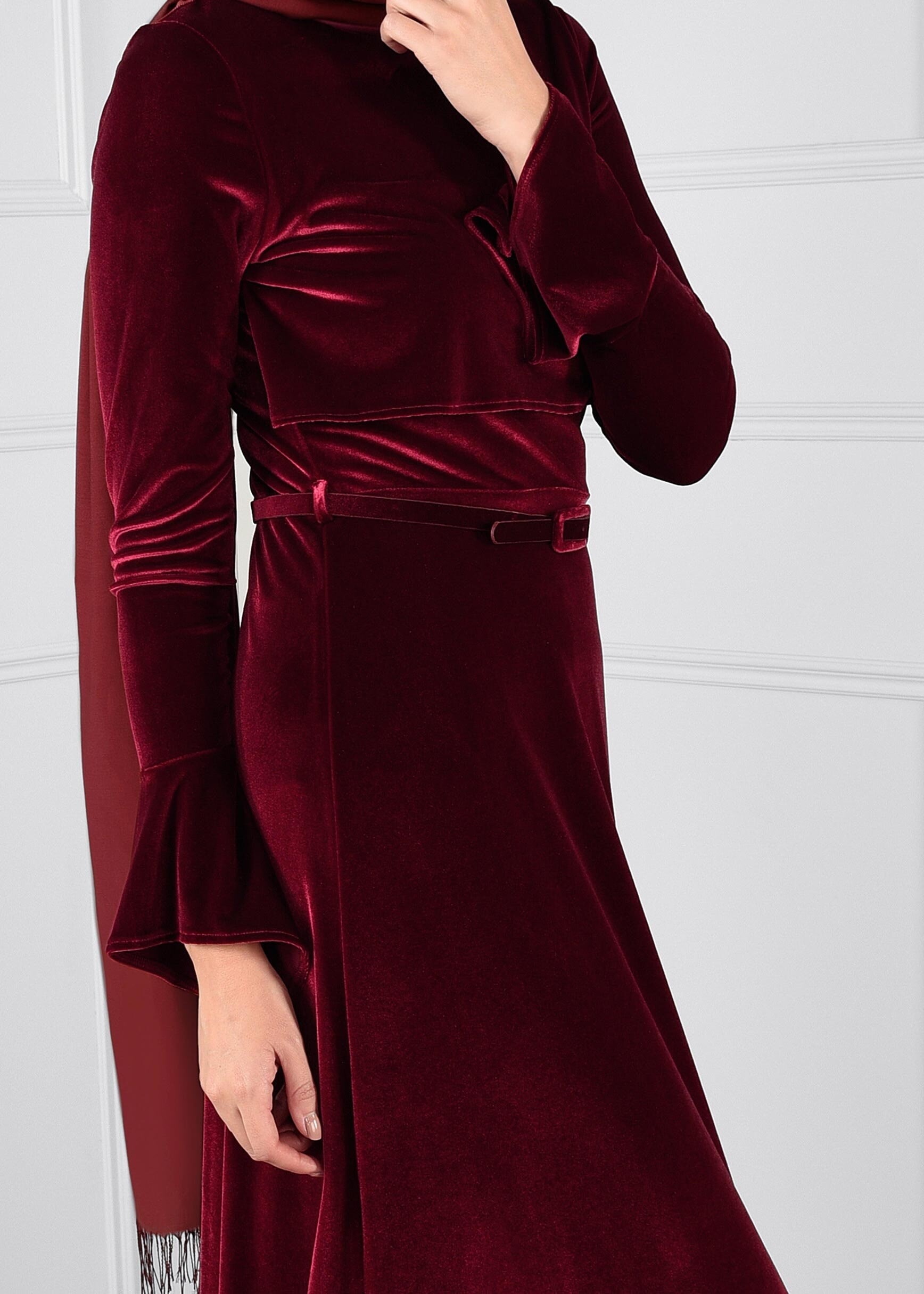 Tesettür giyim BORDO ÜSTÜ KOLLARI VOLANLI KEMERLİ KADİFE ELBİSE 4604