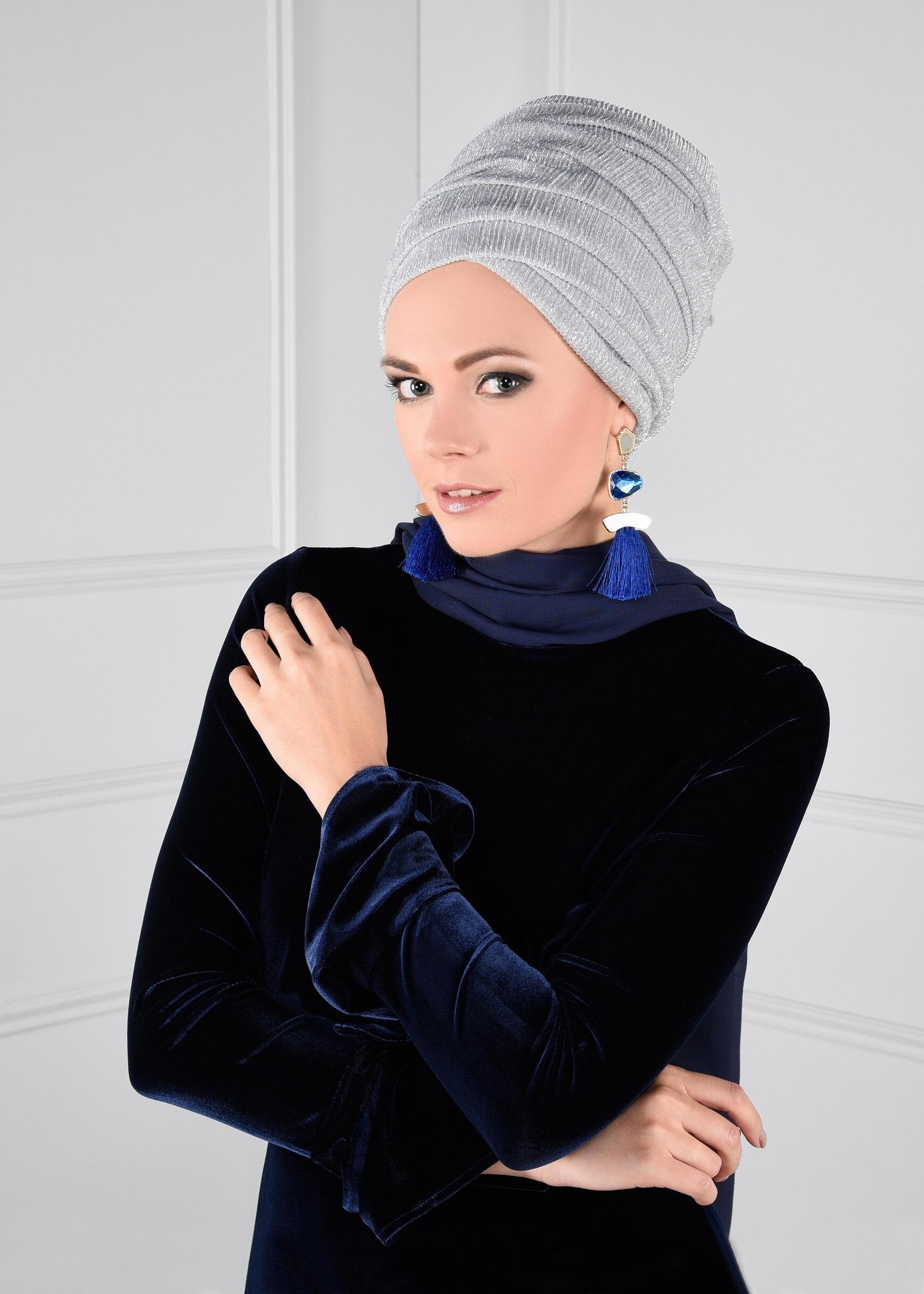 Tesettür giyim LACİVERT ÜSTÜ KOLLARI VOLANLI KEMERLİ KADİFE ELBİSE 4604