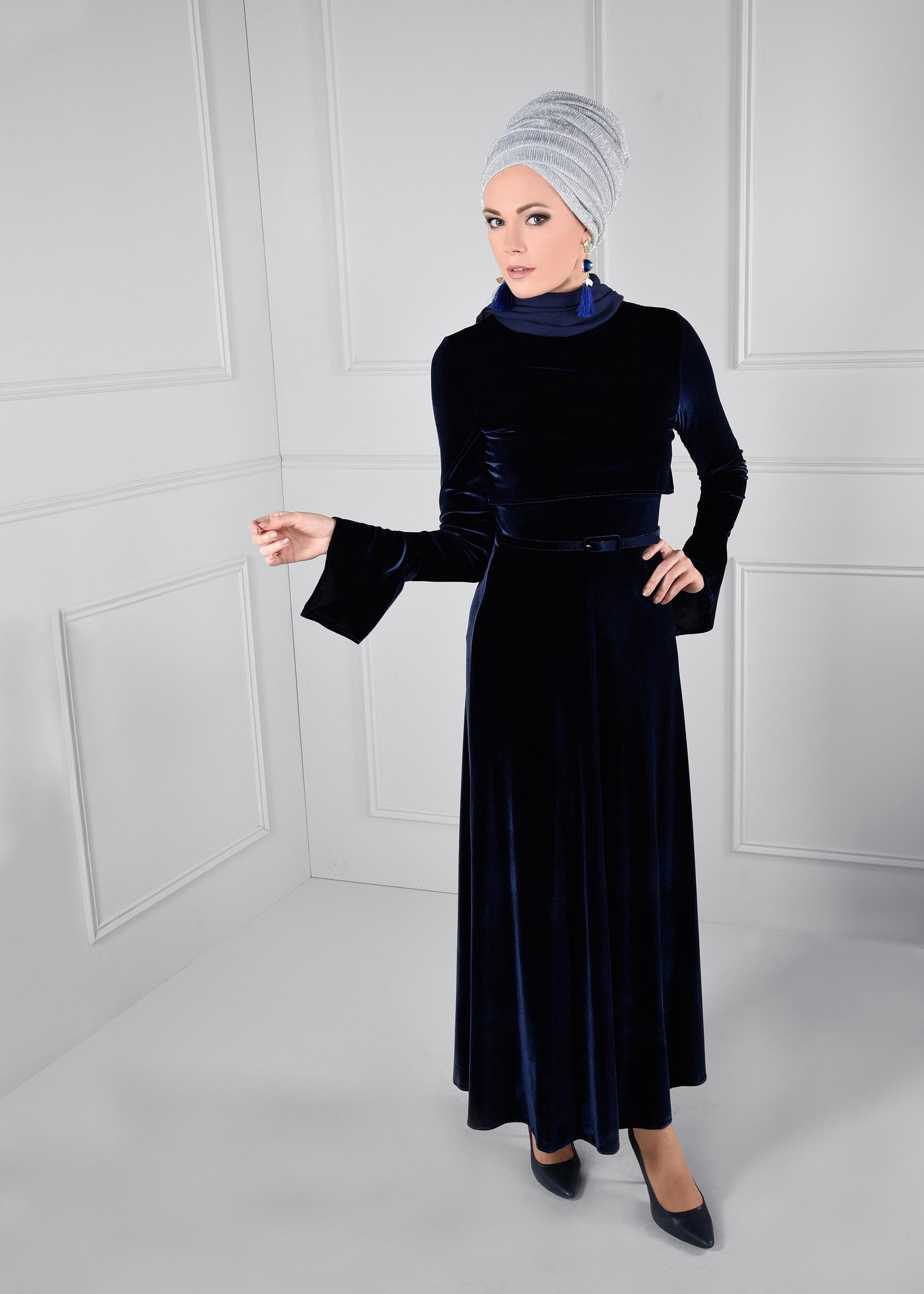 Tesettür giyim LACİVERT ÜSTÜ KOLLARI VOLANLI KEMERLİ KADİFE ELBİSE 4604