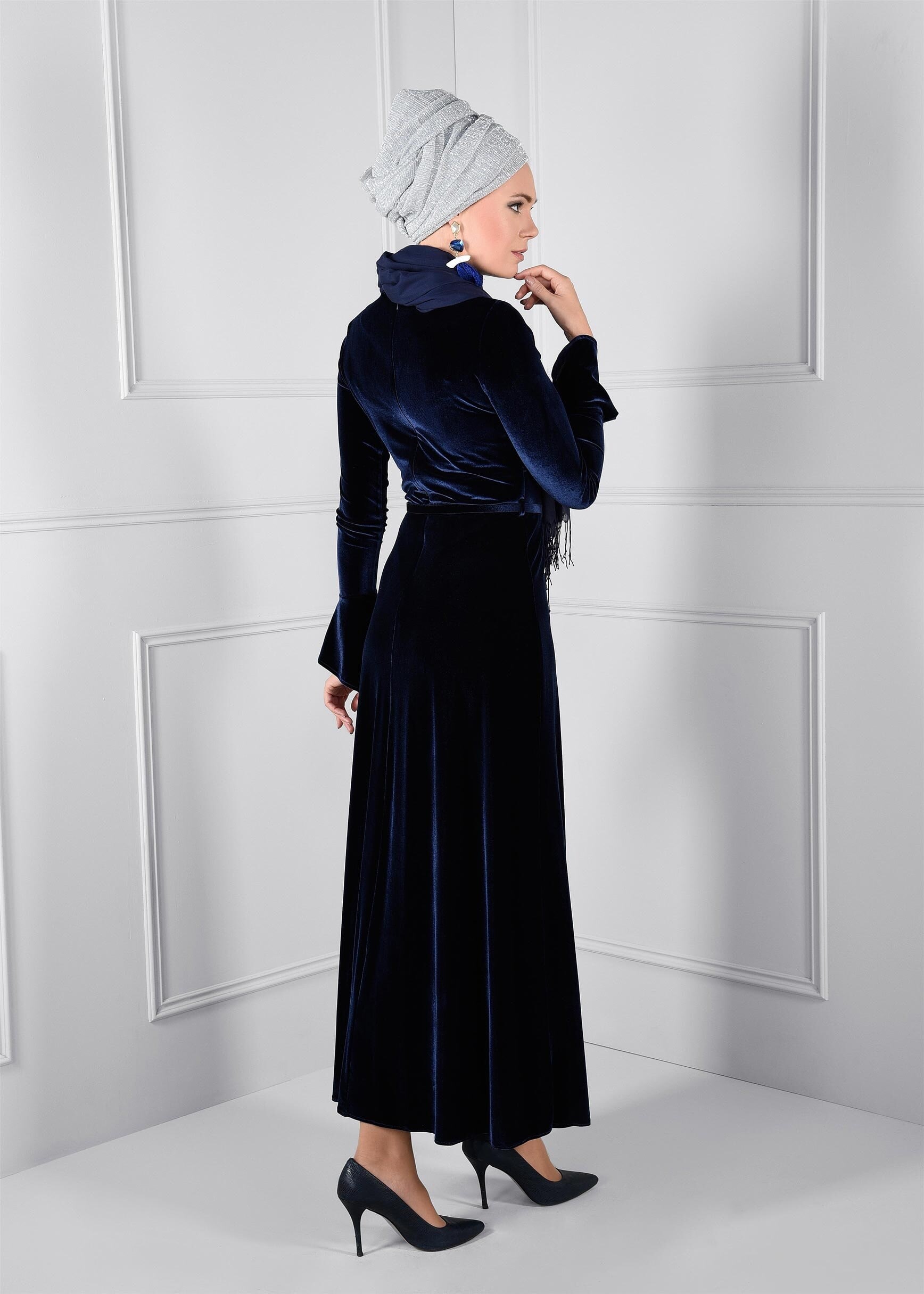 Tesettür giyim LACİVERT ÜSTÜ KOLLARI VOLANLI KEMERLİ KADİFE ELBİSE 4604