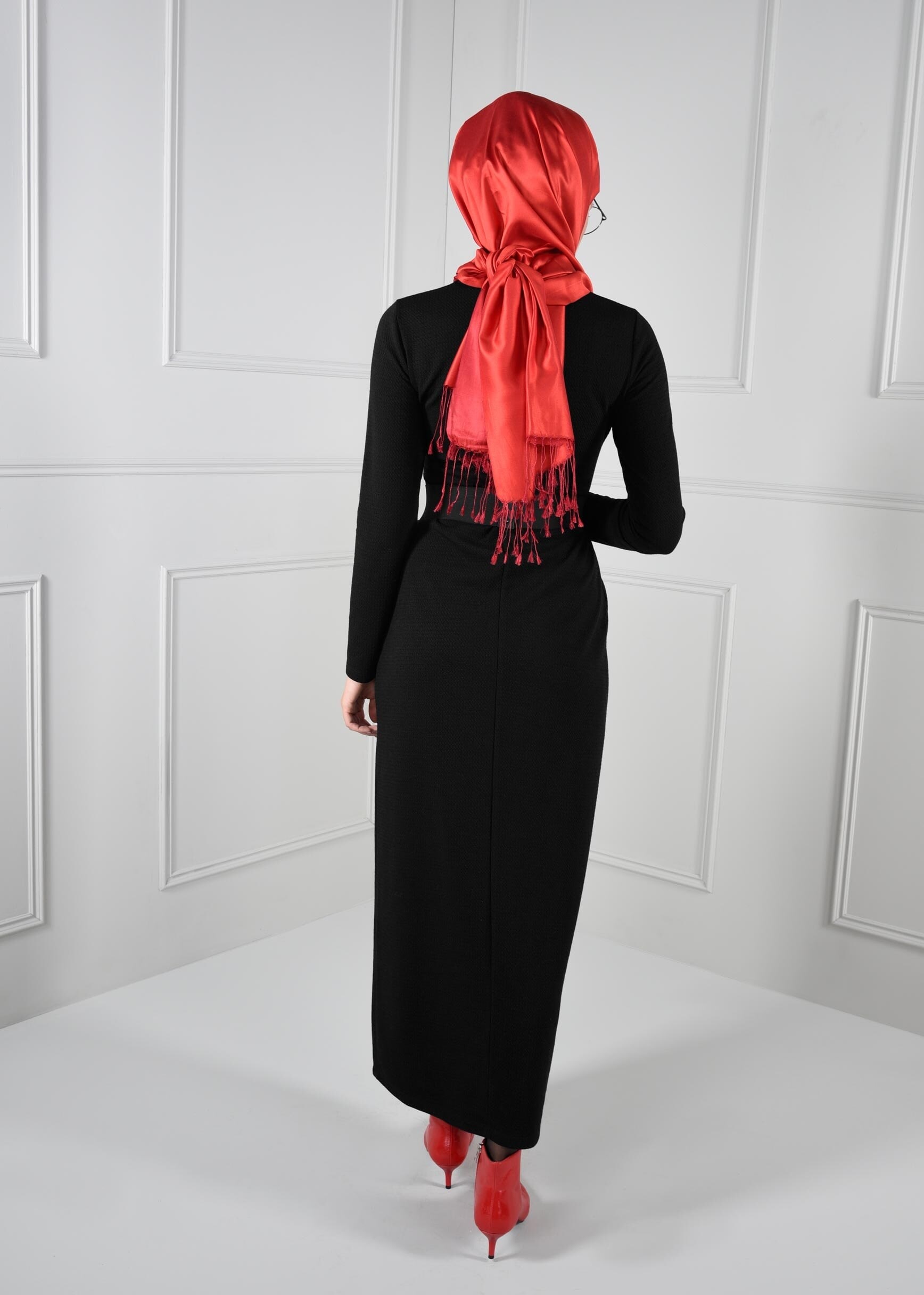 Tesettür giyim SİYAH DAR KESİM DÜZ ELBİSE 4618