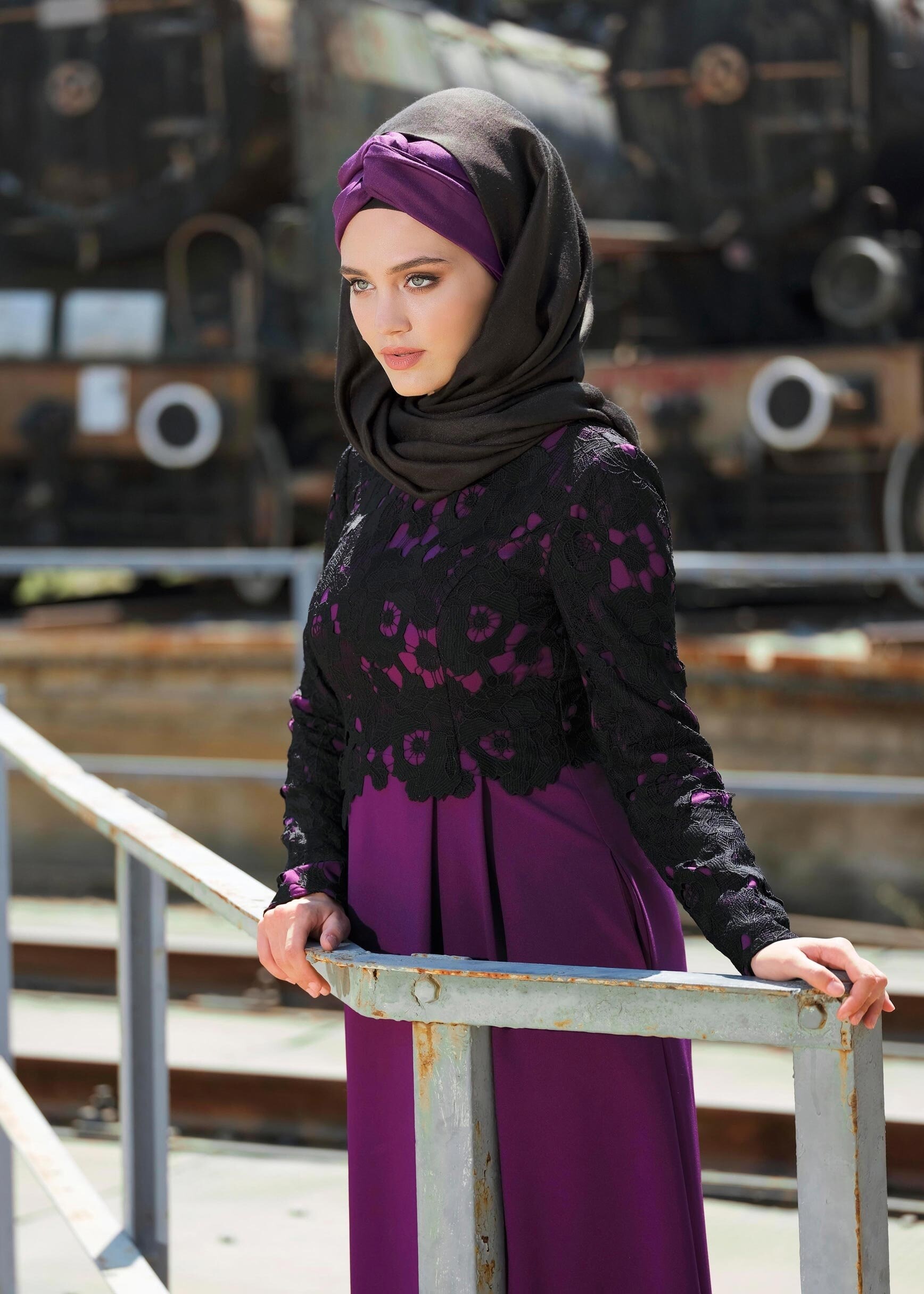 Tesettür giyim MOR ÜSTÜ GÜPÜR DETAYLI KLOŞ ELBİSE 4628