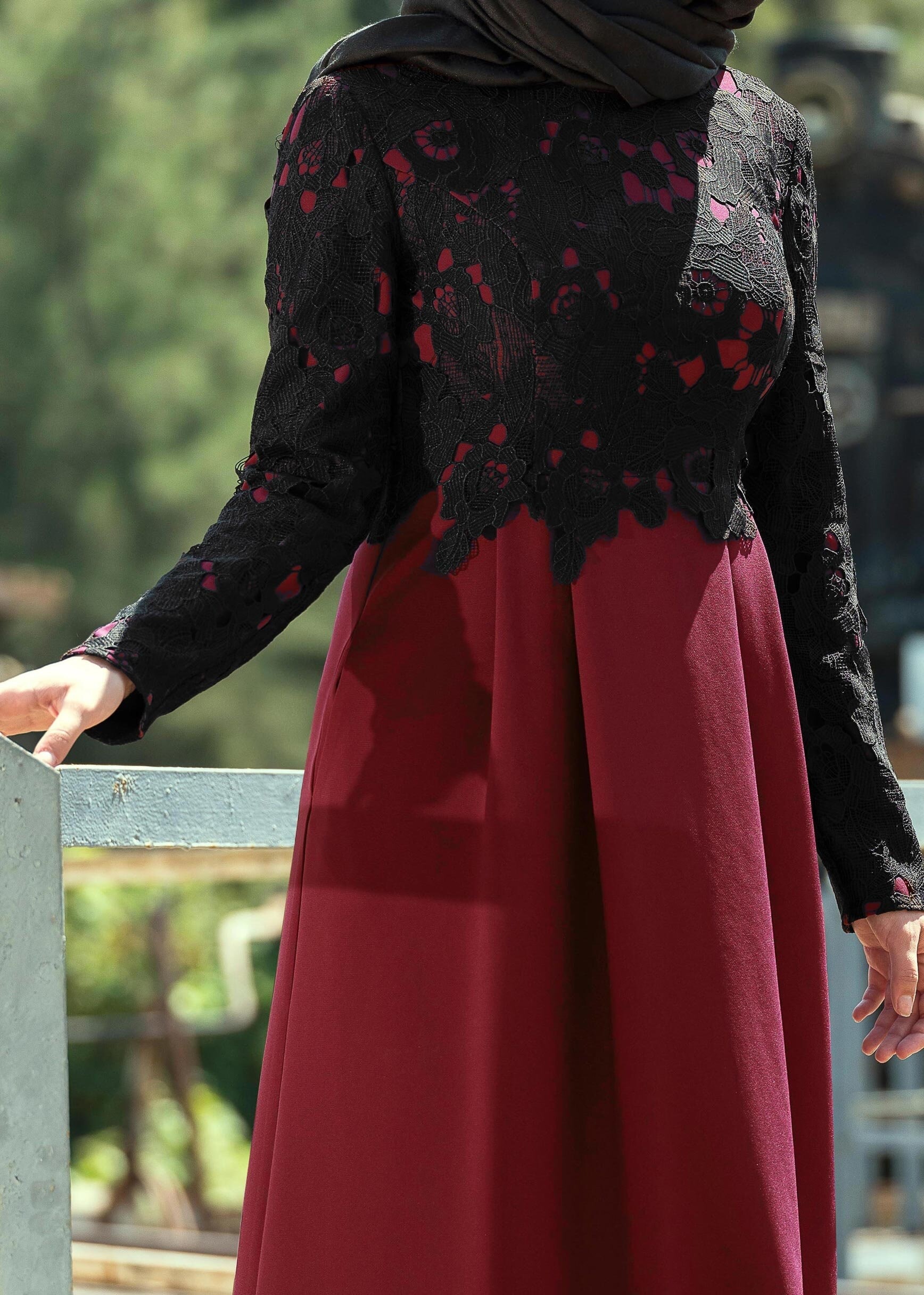 Tesettür giyim BORDO ÜSTÜ GÜPÜR DETAYLI KLOŞ ELBİSE 4628