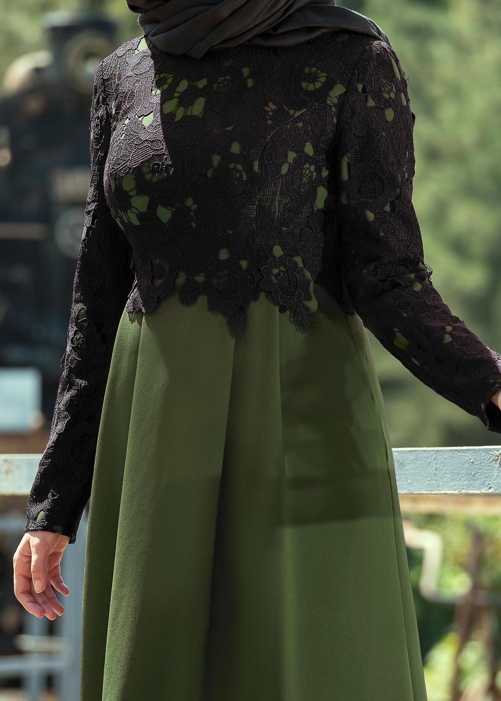 Tesettür giyim HAKİ ÜSTÜ GÜPÜR DETAYLI KLOŞ ELBİSE 4628