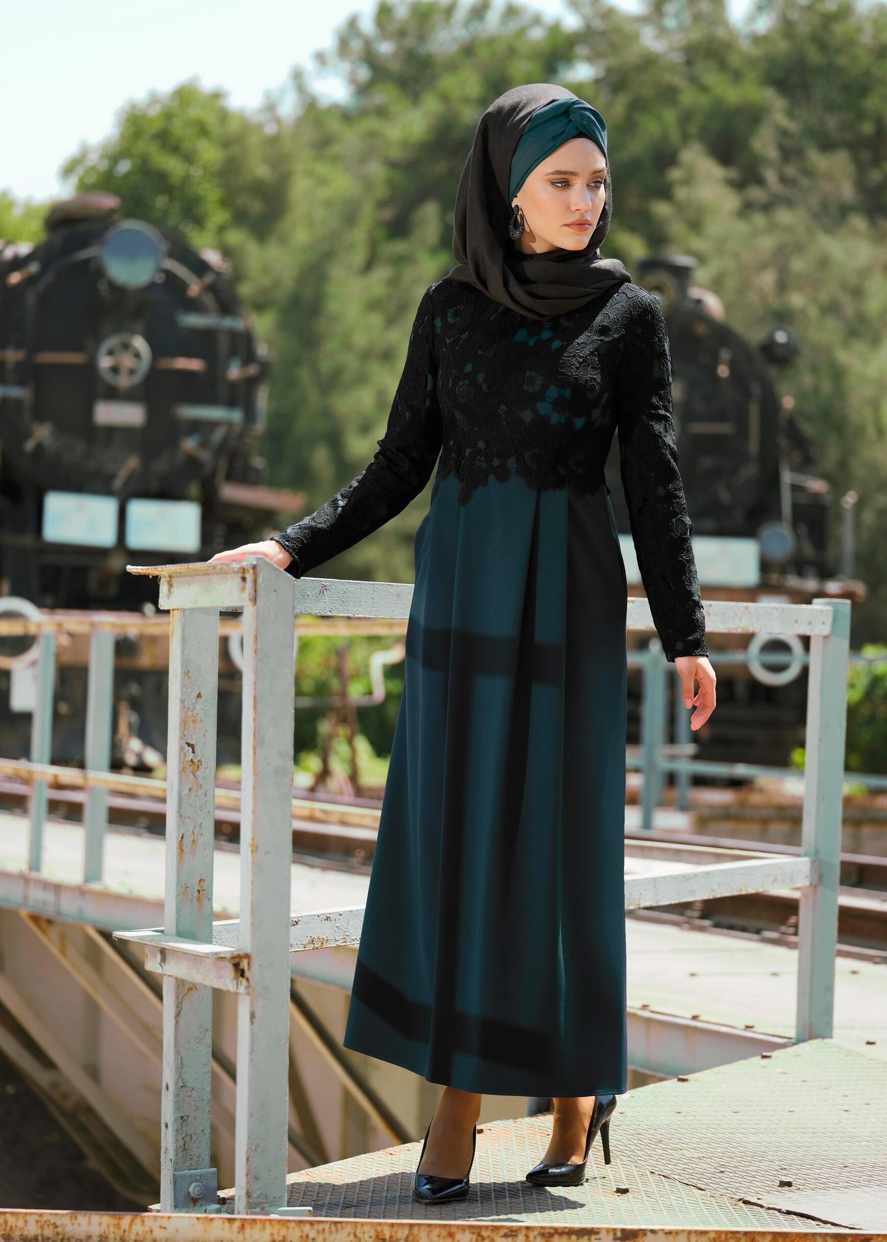 Tesettür giyim YEŞİL ÜSTÜ GÜPÜR DETAYLI KLOŞ ELBİSE 4628