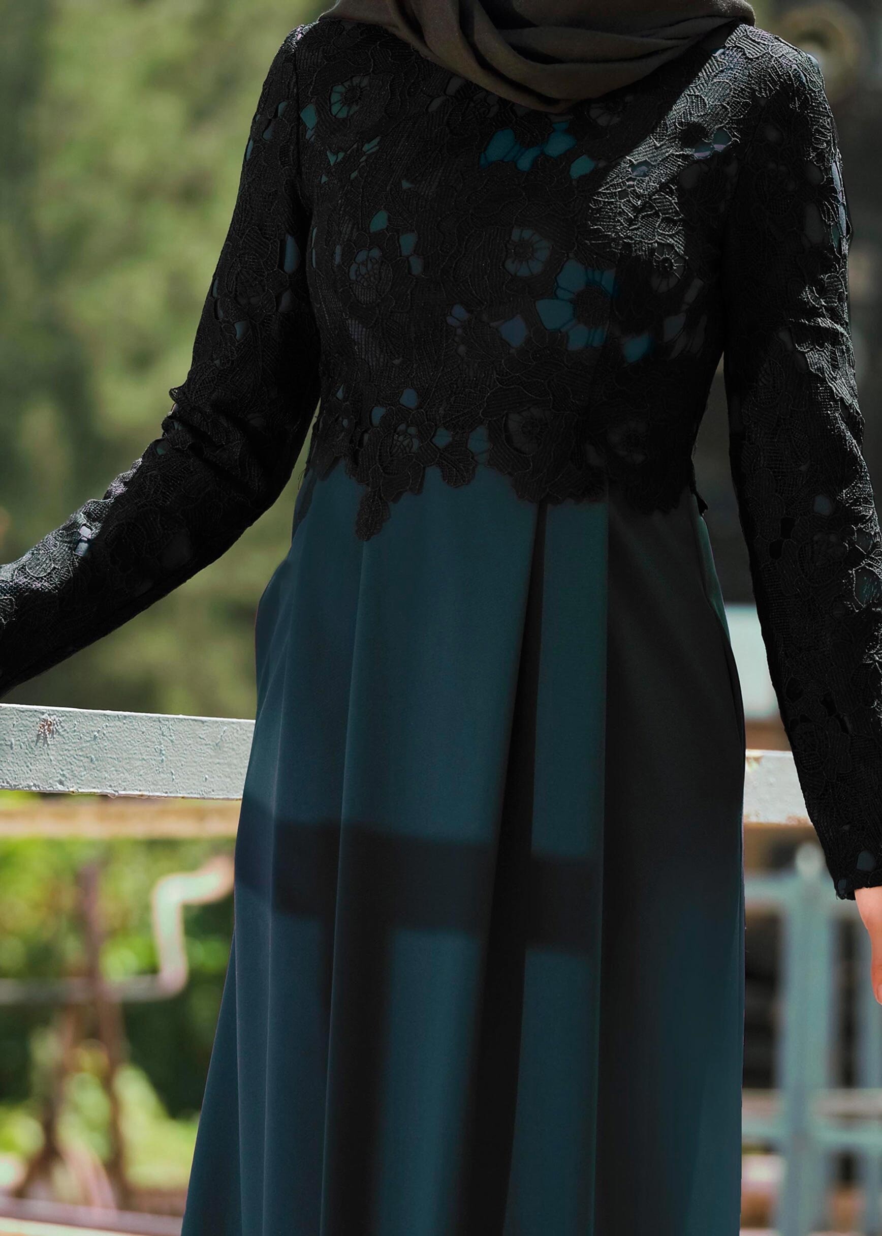 Tesettür giyim YEŞİL ÜSTÜ GÜPÜR DETAYLI KLOŞ ELBİSE 4628