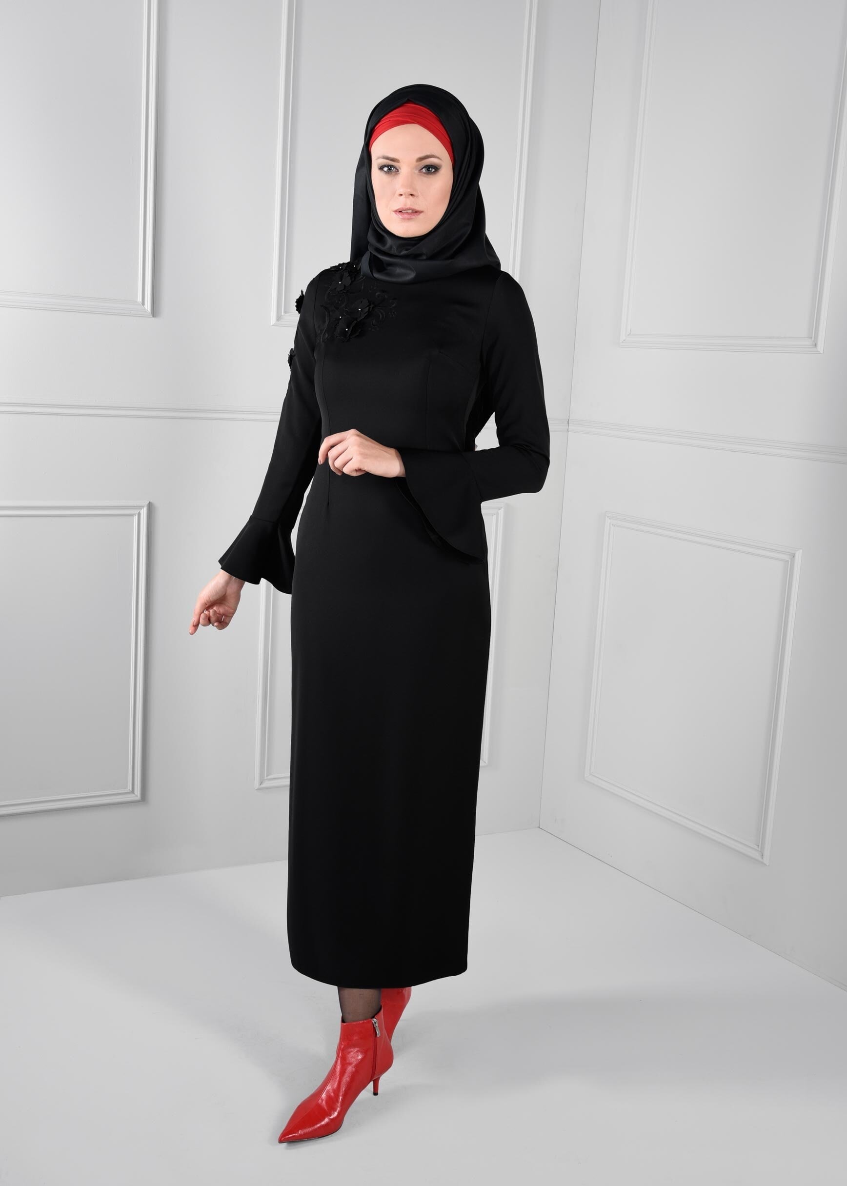 Tesettür giyim SİYAH ÜÇ BOYUTLU ÇİÇEK İŞLEMELİ KOLLARI VOLANLI DAR KESİM ELBİSE 4629