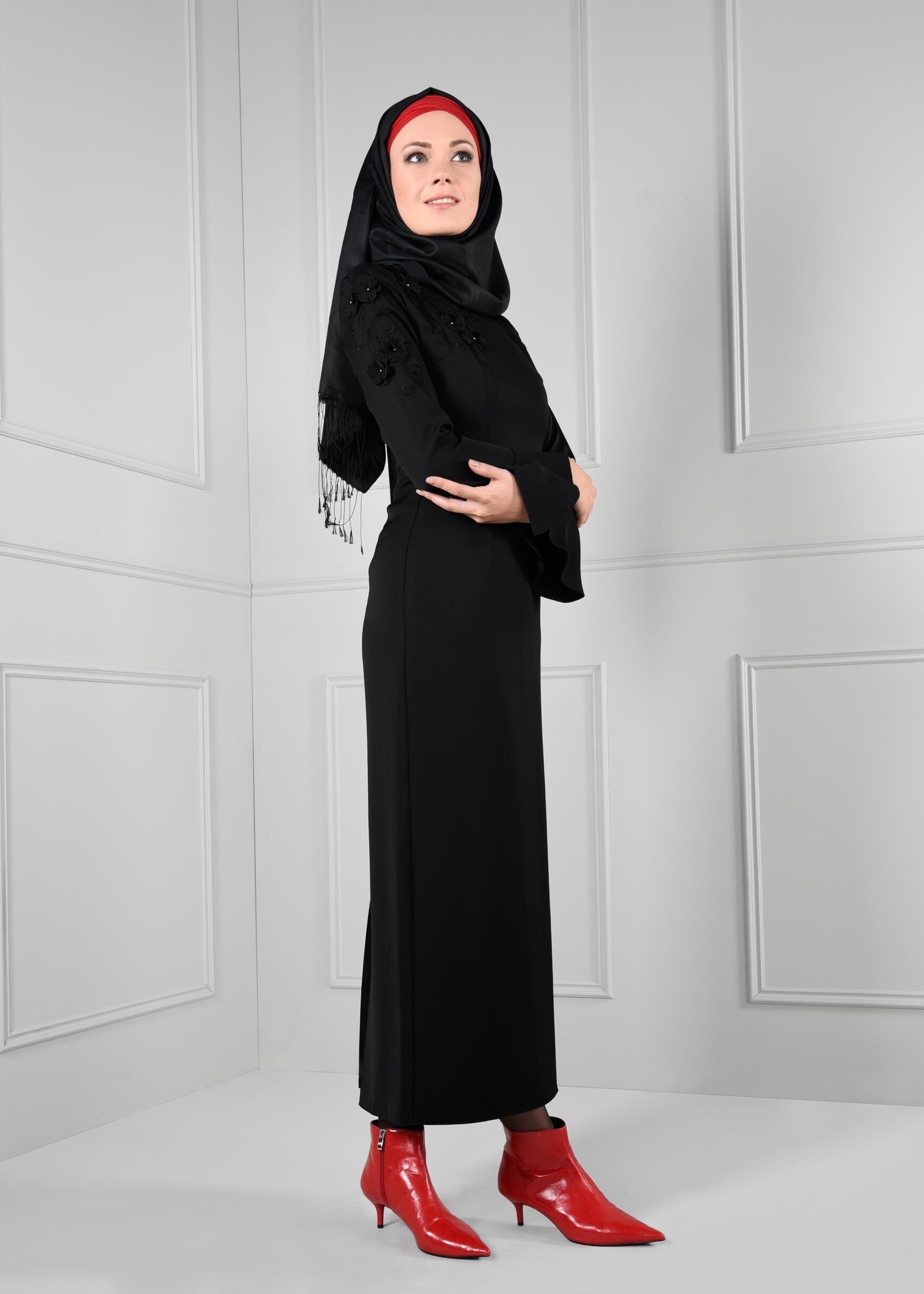 Tesettür giyim SİYAH ÜÇ BOYUTLU ÇİÇEK İŞLEMELİ KOLLARI VOLANLI DAR KESİM ELBİSE 4629