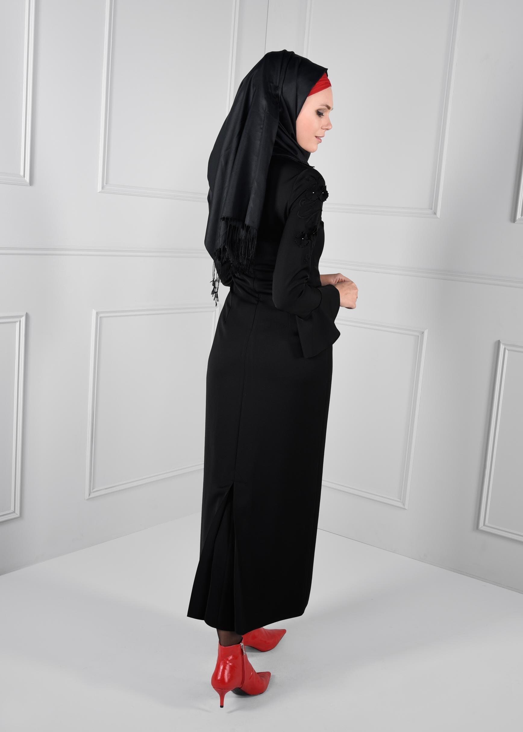 Tesettür giyim SİYAH ÜÇ BOYUTLU ÇİÇEK İŞLEMELİ KOLLARI VOLANLI DAR KESİM ELBİSE 4629