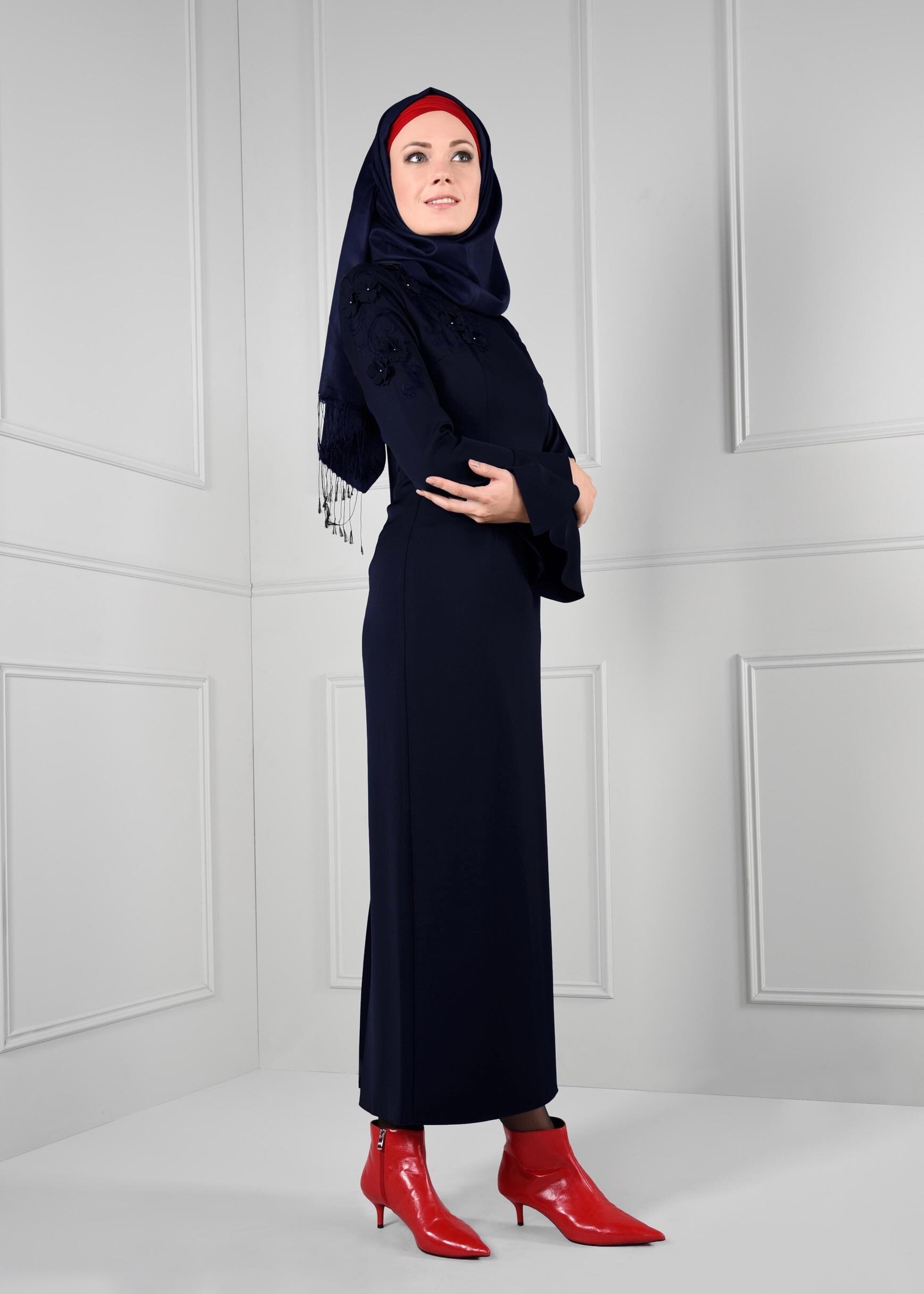 Tesettür giyim LACİVERT ÜÇ BOYUTLU ÇİÇEK İŞLEMELİ KOLLARI VOLANLI DAR KESİM ELBİSE 4629