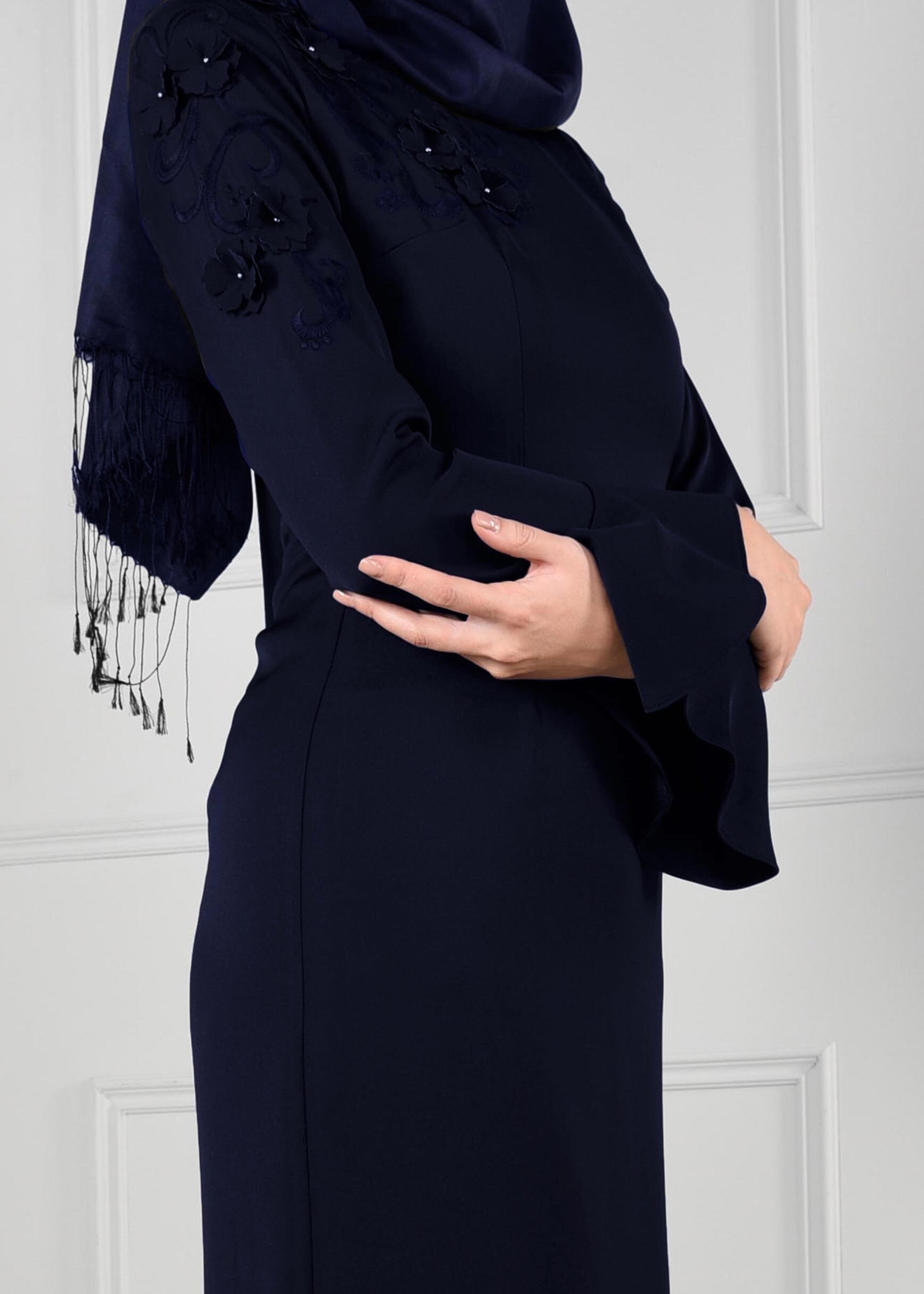 Tesettür giyim LACİVERT ÜÇ BOYUTLU ÇİÇEK İŞLEMELİ KOLLARI VOLANLI DAR KESİM ELBİSE 4629