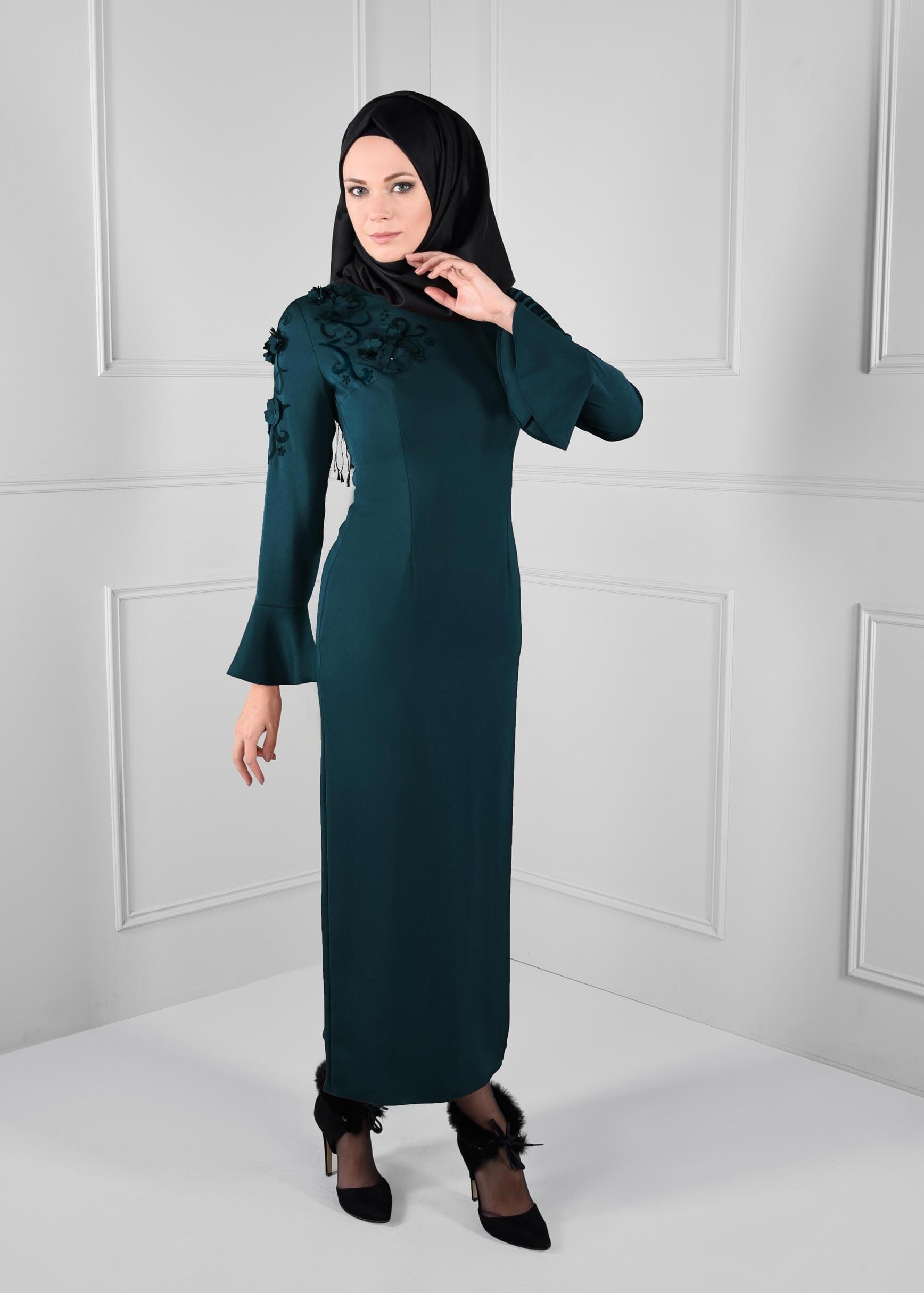 Tesettür giyim YEŞİL ÜÇ BOYUTLU ÇİÇEK İŞLEMELİ KOLLARI VOLANLI DAR KESİM ELBİSE 4629