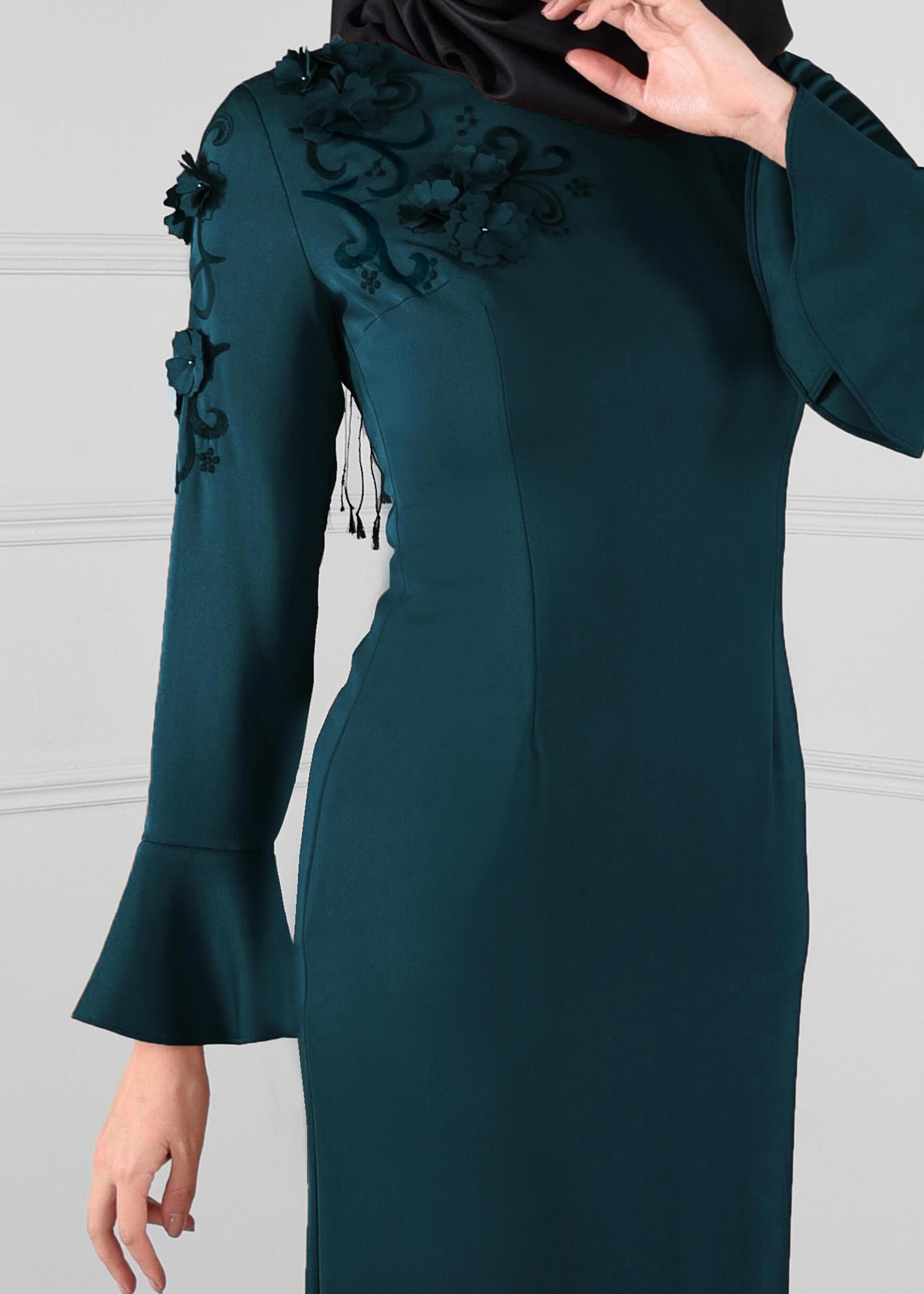 Tesettür giyim YEŞİL ÜÇ BOYUTLU ÇİÇEK İŞLEMELİ KOLLARI VOLANLI DAR KESİM ELBİSE 4629