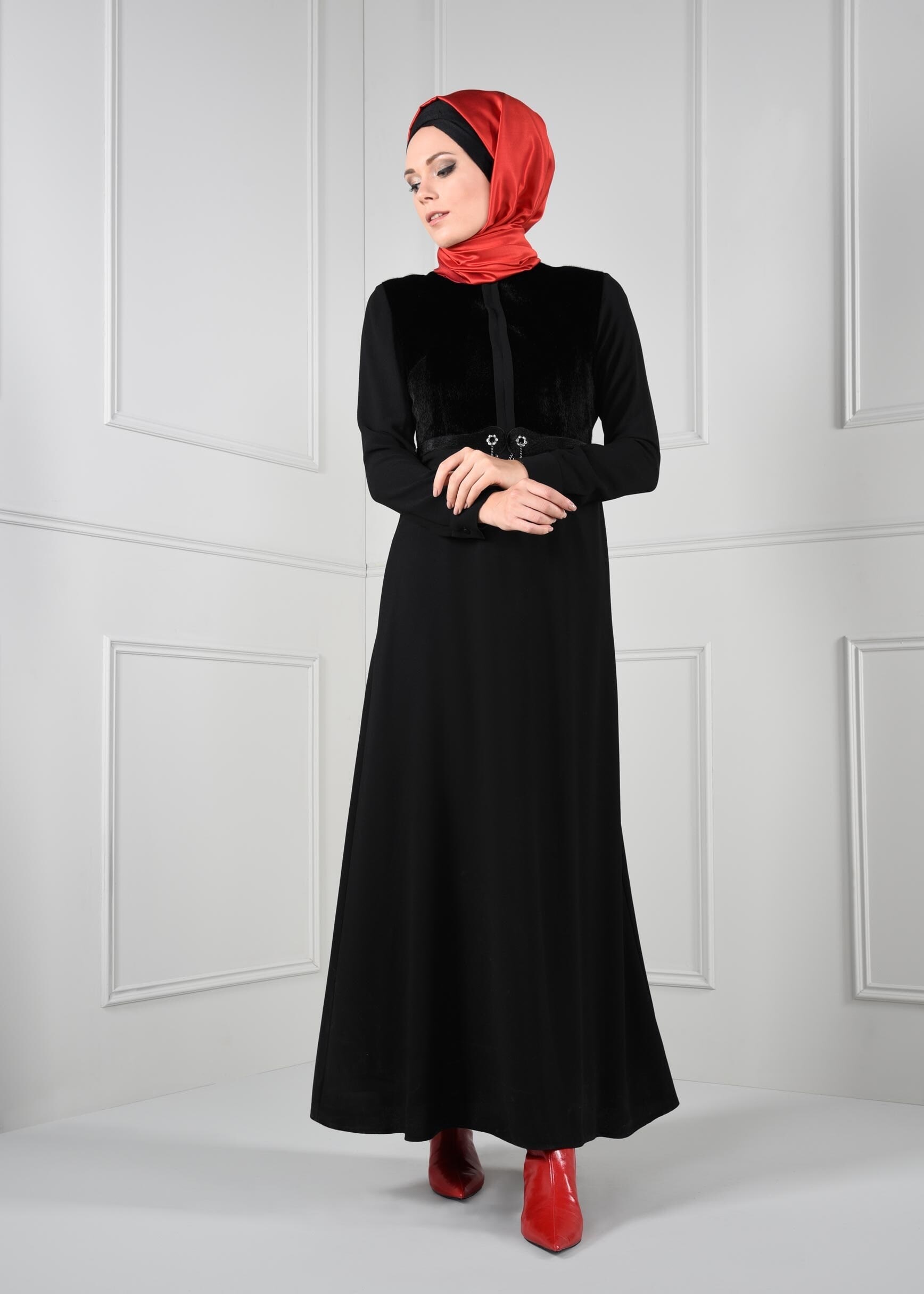 Tesettür giyim SİYAH KÜRK DETAYLI ELBİSE 4630 