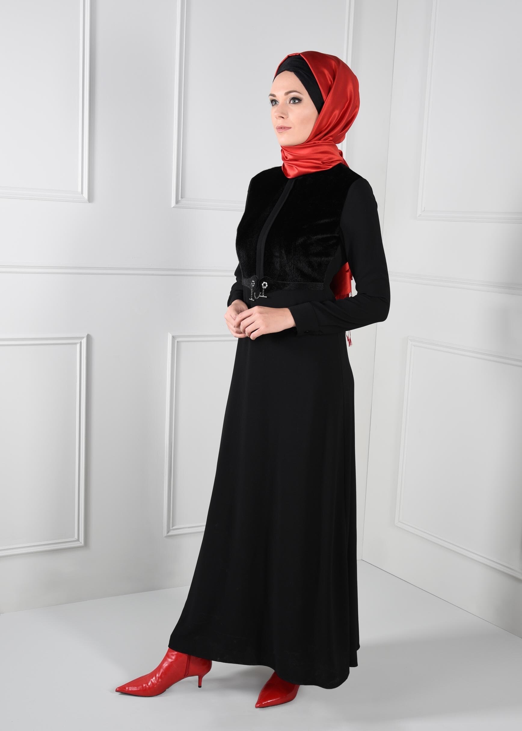 Tesettür giyim SİYAH KÜRK DETAYLI ELBİSE 4630 