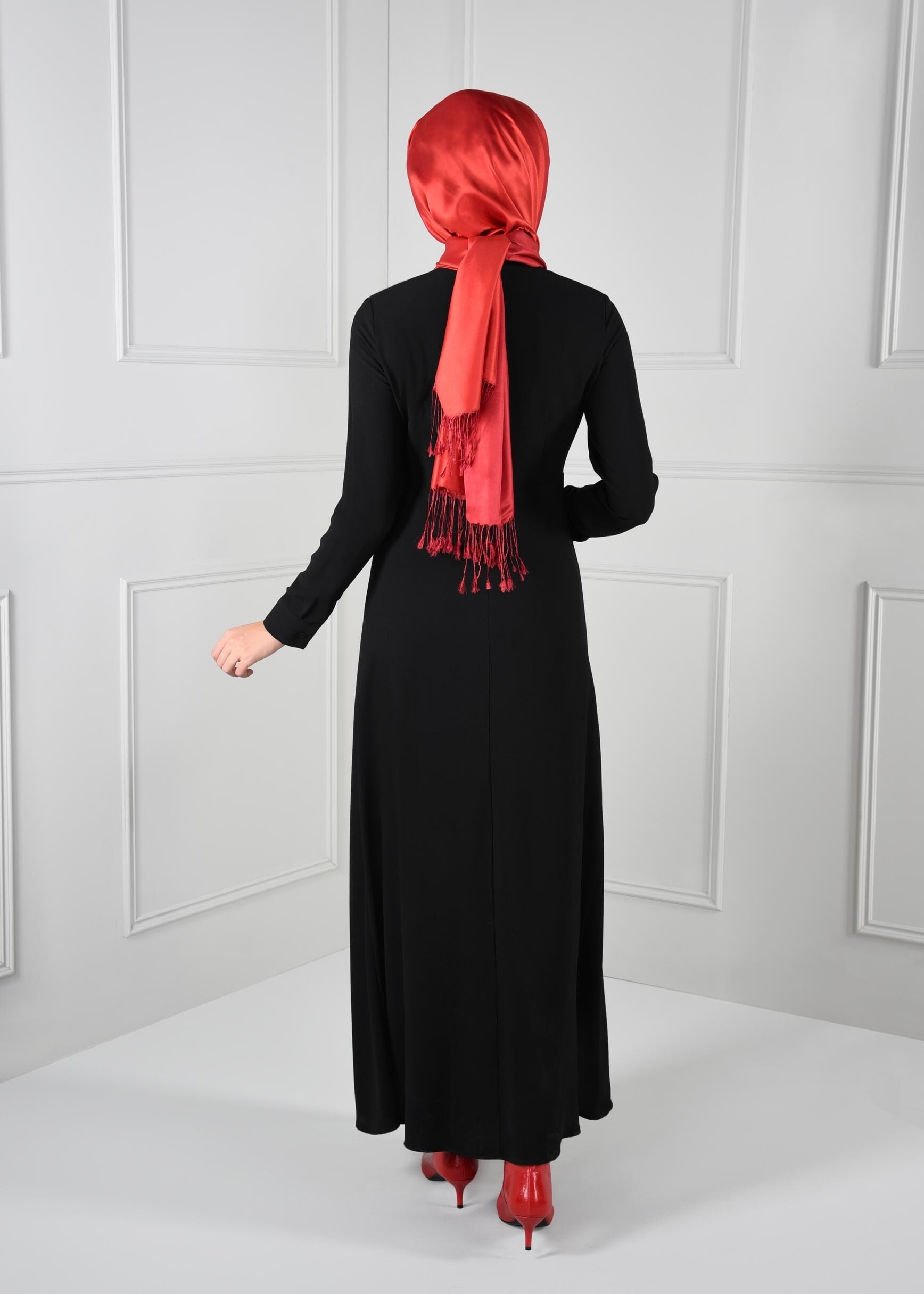 Tesettür giyim SİYAH KÜRK DETAYLI ELBİSE 4630 