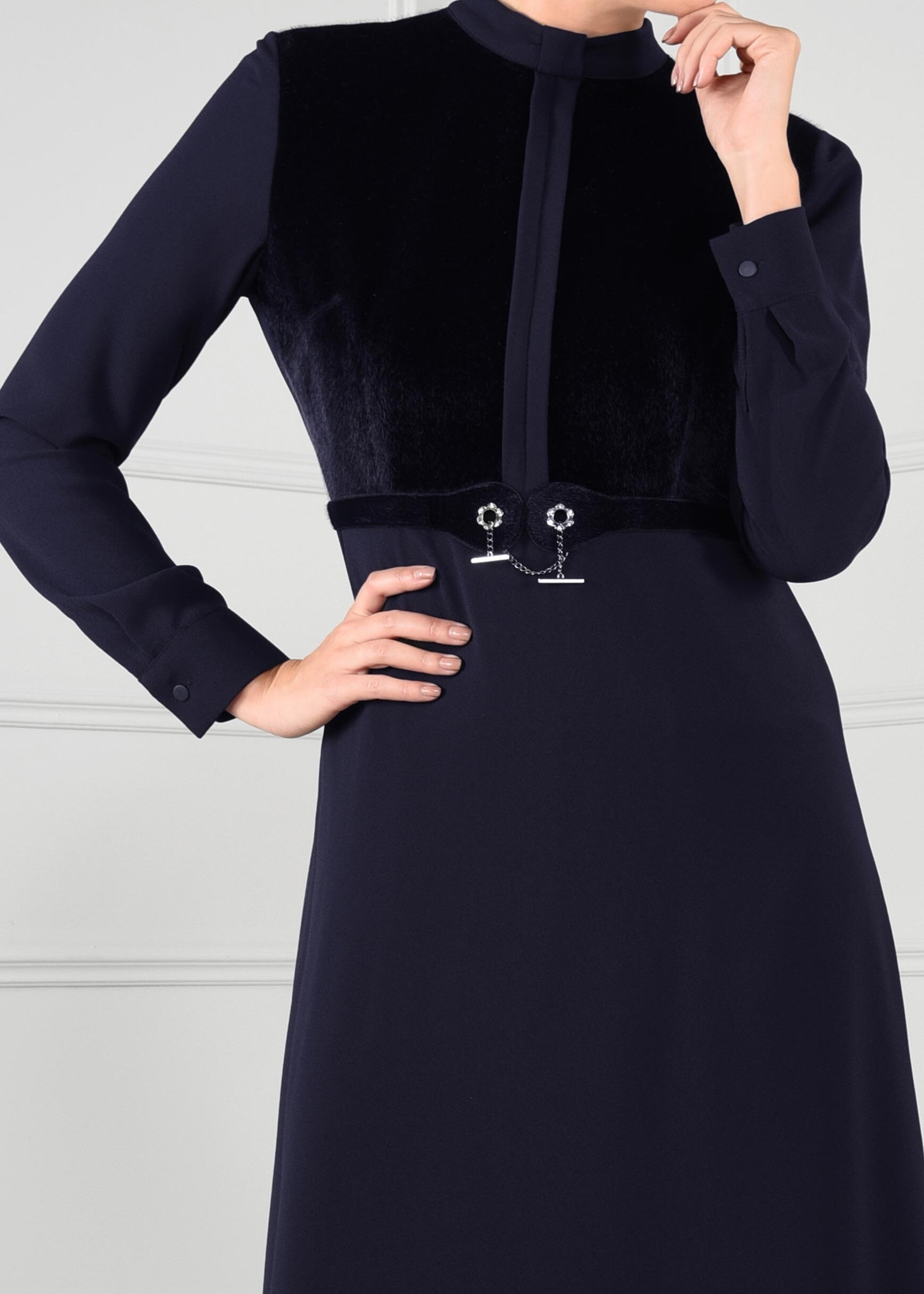 Tesettür giyim LACİVERT KÜRK DETAYLI ELBİSE 4630 