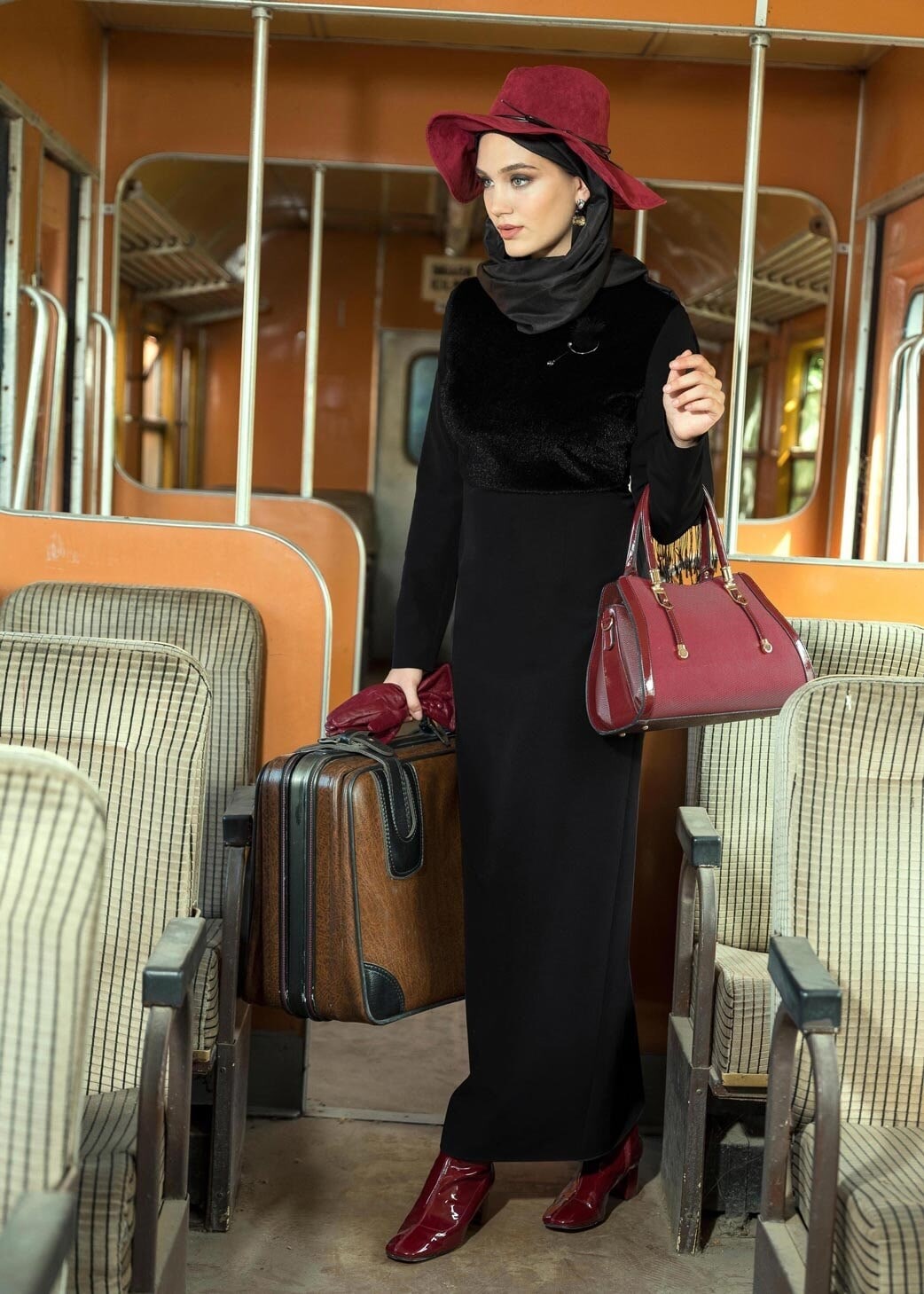 Tesettür giyim SİYAH ÜSTÜ KÜRK DETAYLI BROŞLU DAR KESİM ELBİSE 4631