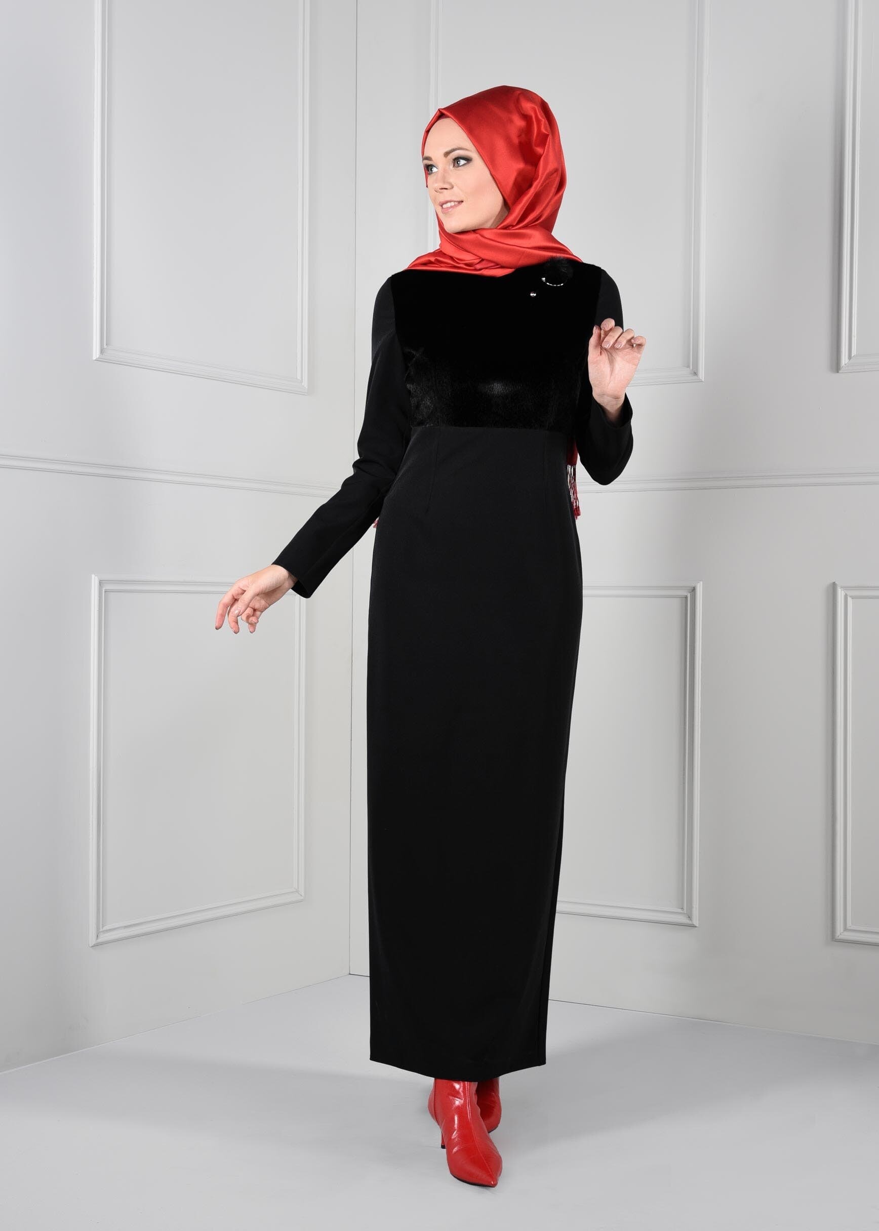 Tesettür giyim SİYAH ÜSTÜ KÜRK DETAYLI BROŞLU DAR KESİM ELBİSE 4631