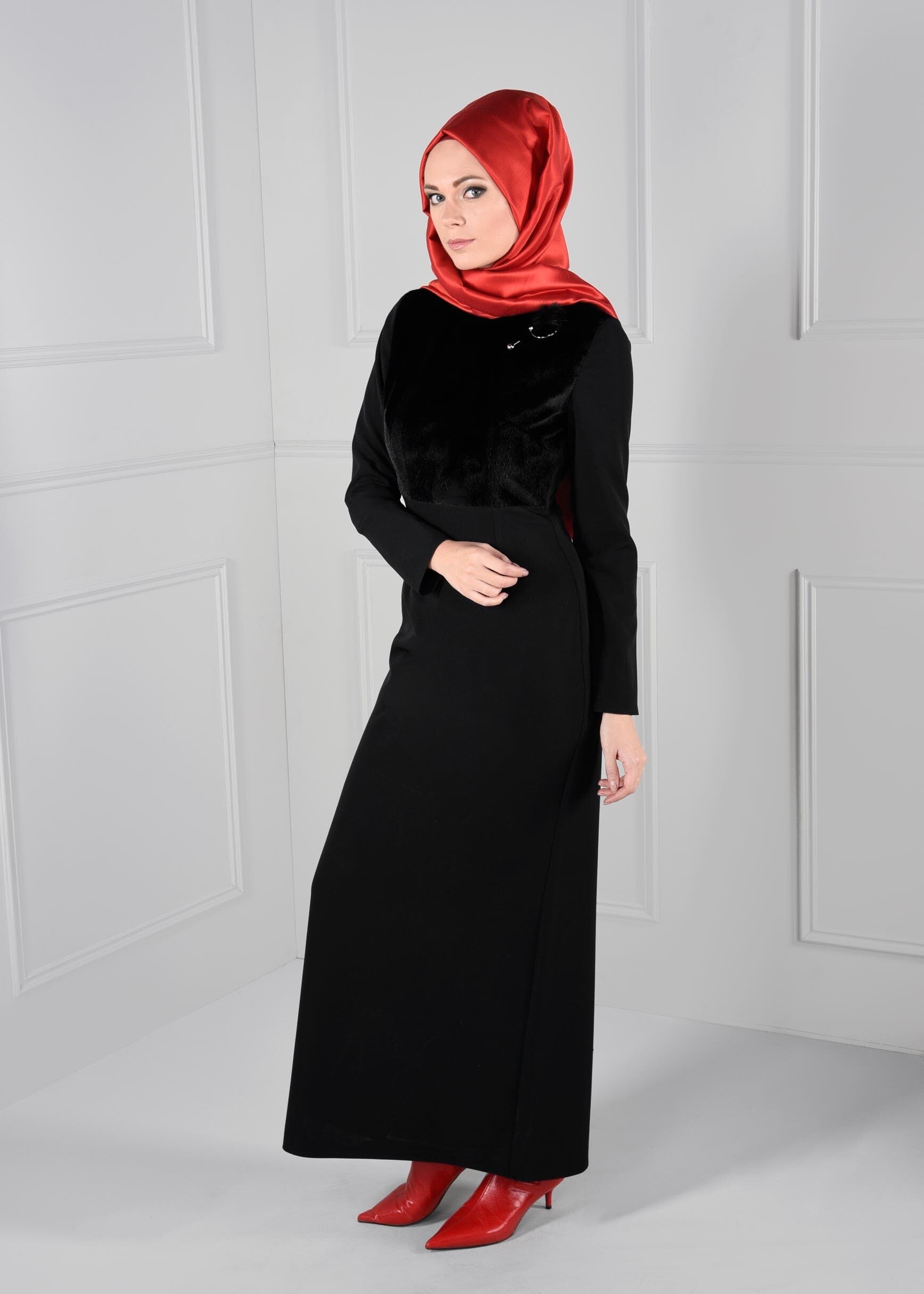 Tesettür giyim SİYAH ÜSTÜ KÜRK DETAYLI BROŞLU DAR KESİM ELBİSE 4631